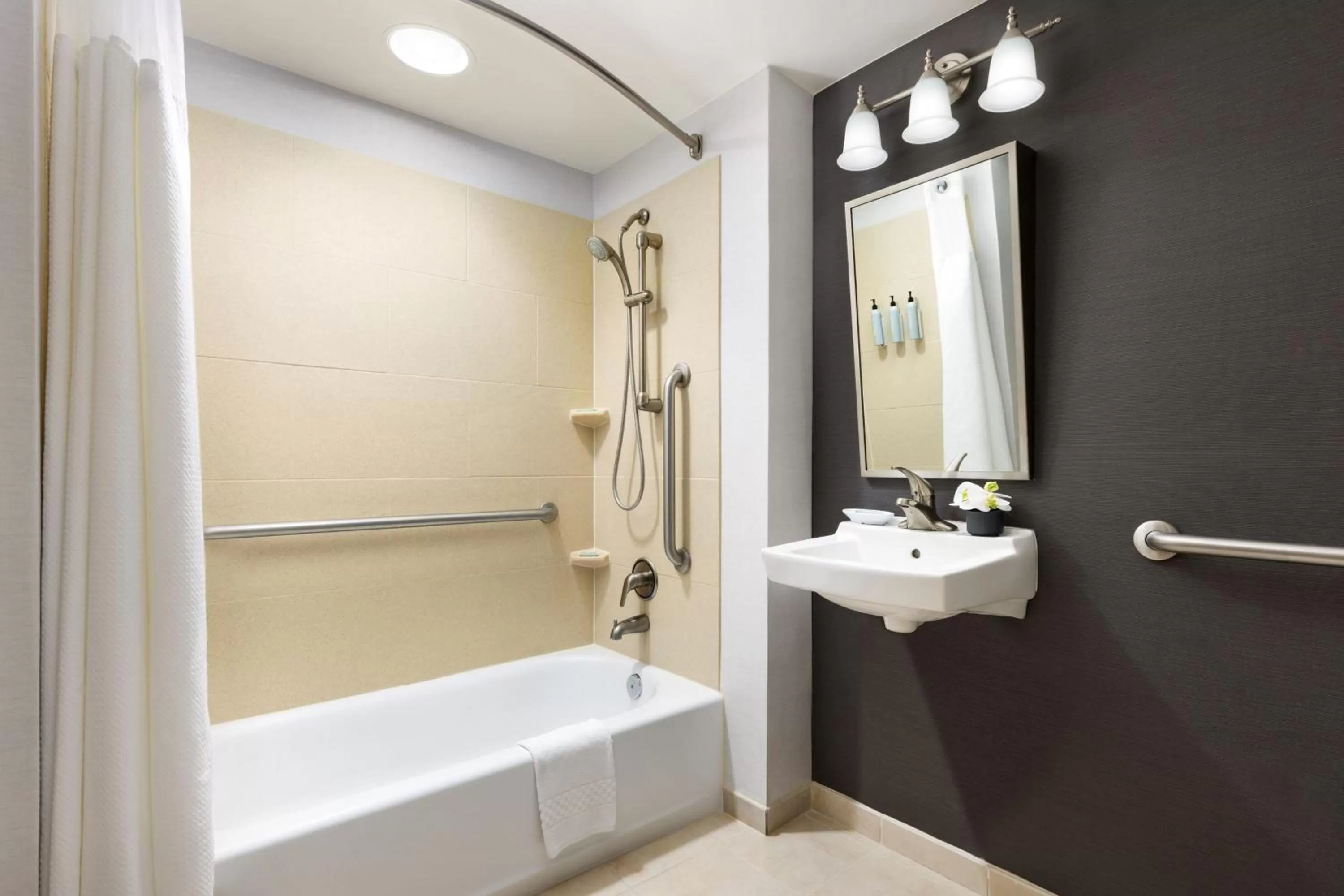 Photo of the whole room in Courtyard by Marriott Atlantic City Beach Block