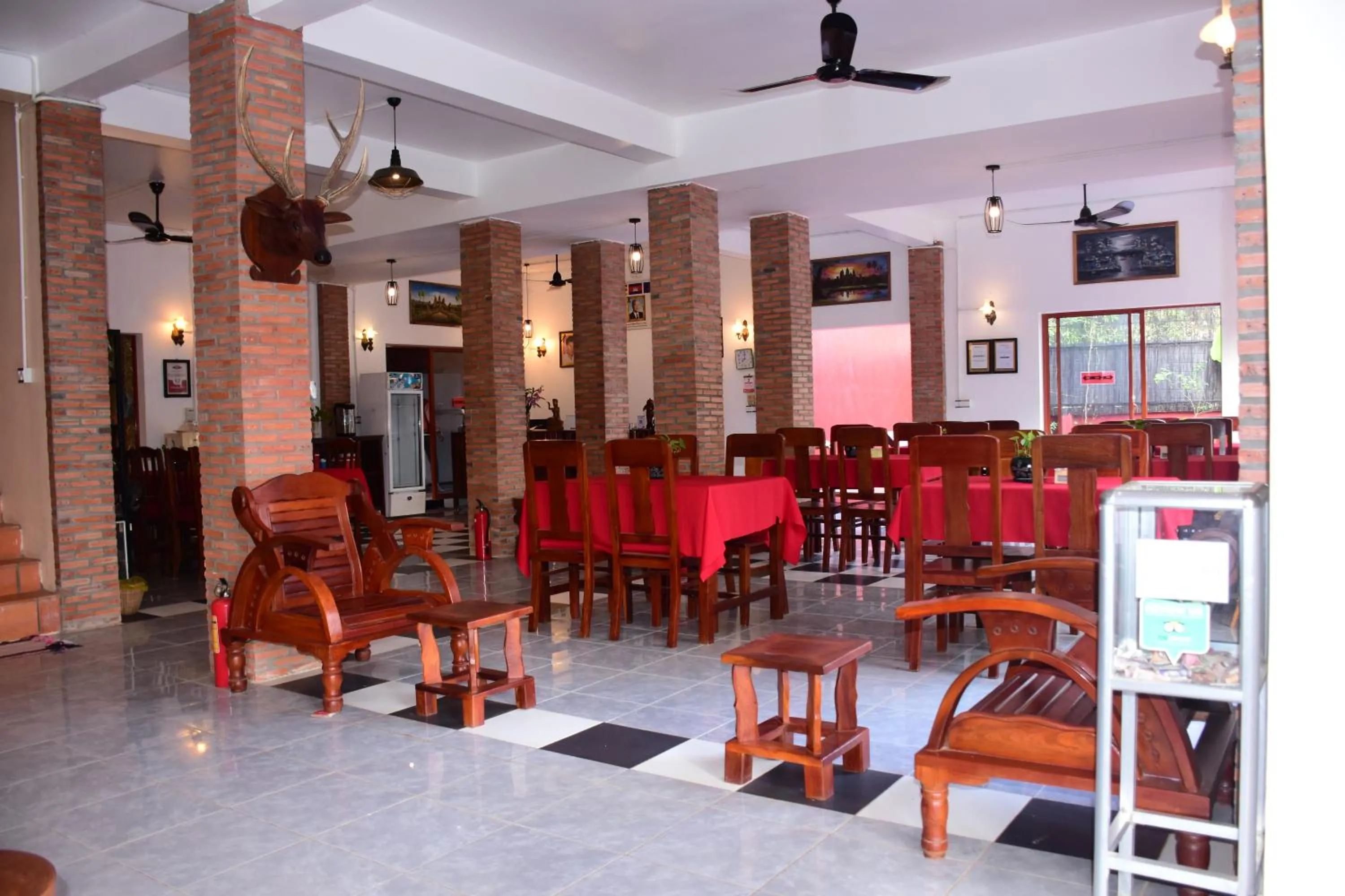 Restaurant/places to eat in Bou Savy Guesthouse