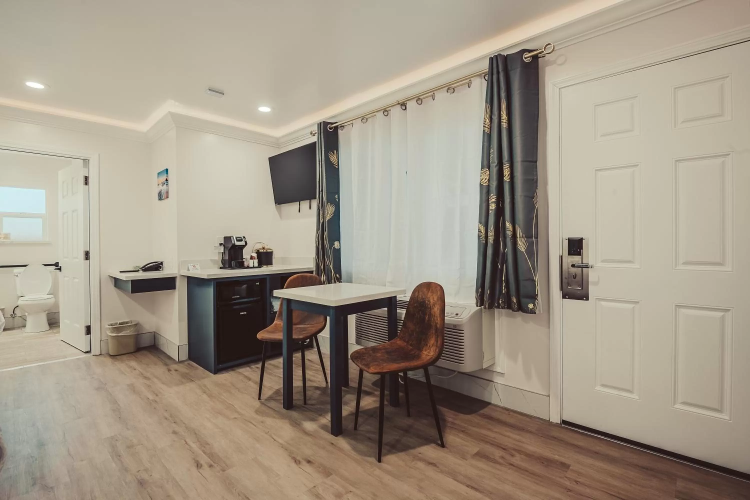 TV and multimedia in Blufftop Inn & Suites - Wharf/Restaurant District