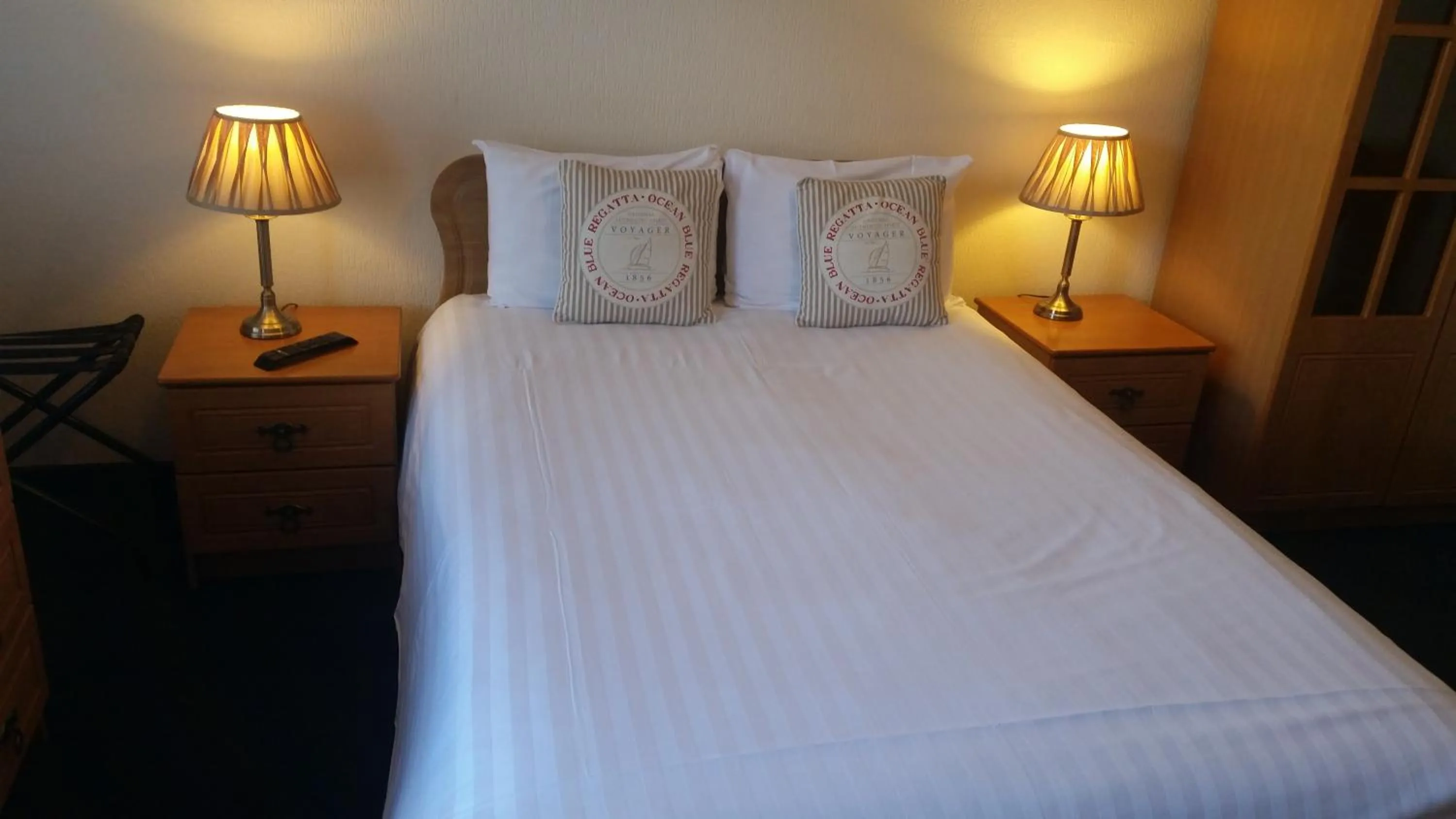 Bedroom, Bed in Halfway House Hotel