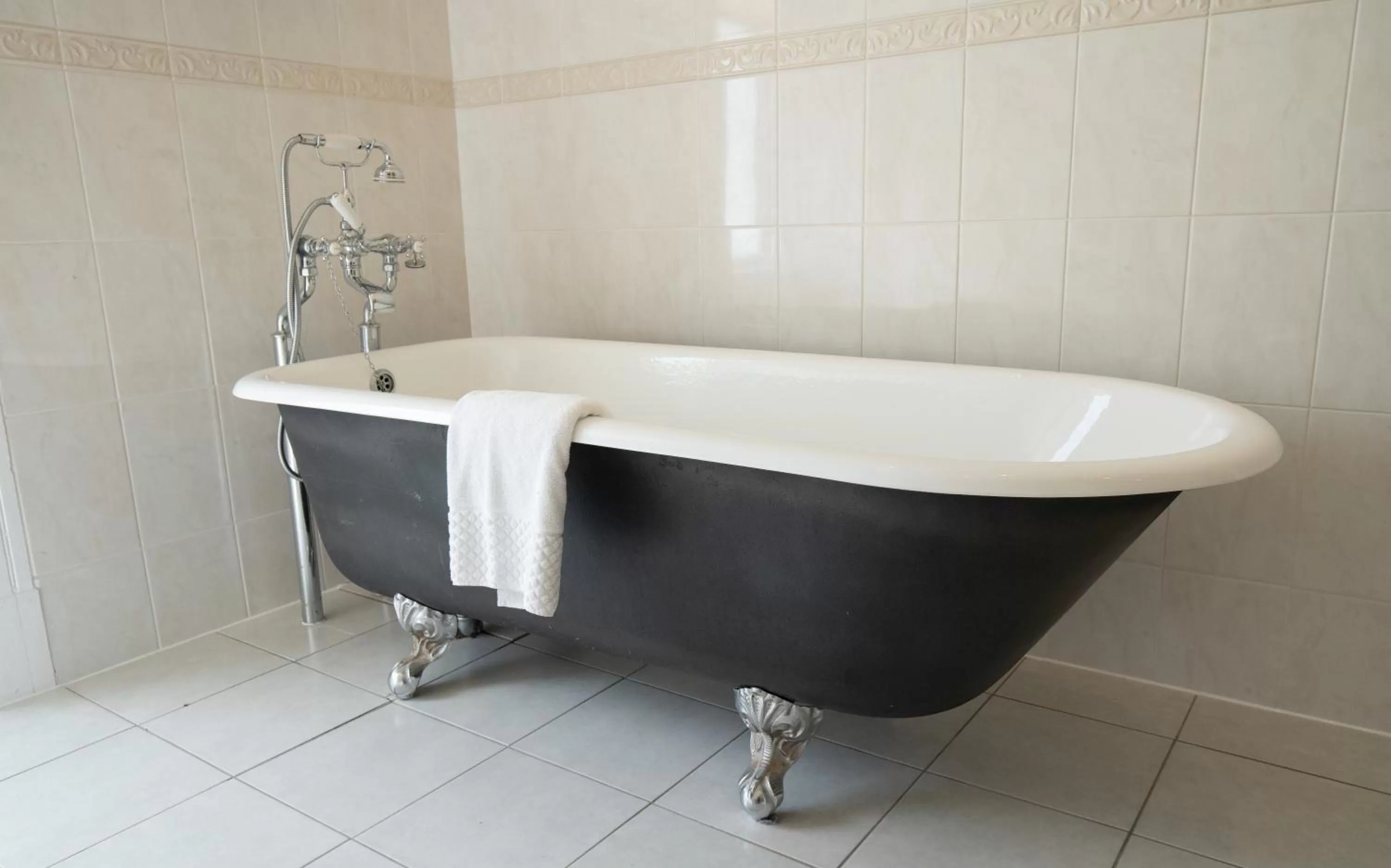 Bathroom in Skeabost House Hotel