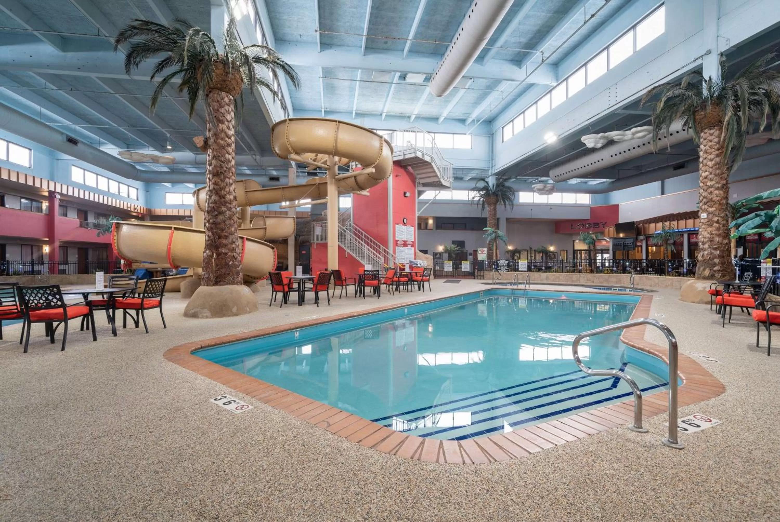 Swimming pool in Ramada by Wyndham Sioux Falls Airport - Waterpark Resort & Event Center