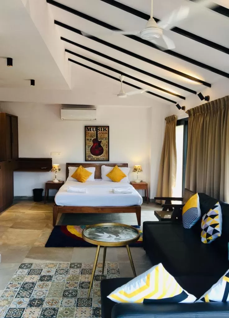 Photo of the whole room, Bed in HALF Hotel, Calangute