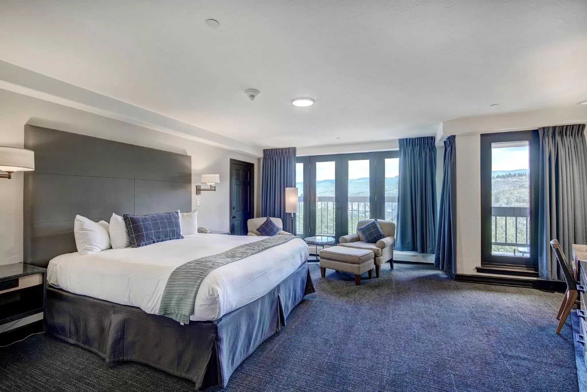 Photo of the whole room, Bed in The Pines Lodge, a RockResort, by Vail Resorts