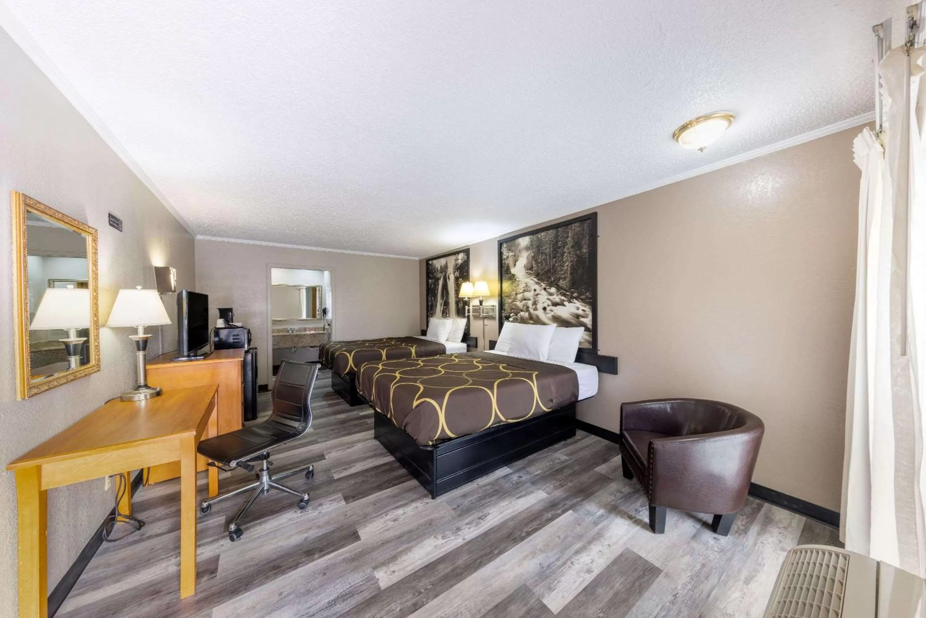 Bedroom, Bed in Super 8 by Wyndham Kansas City Airport North