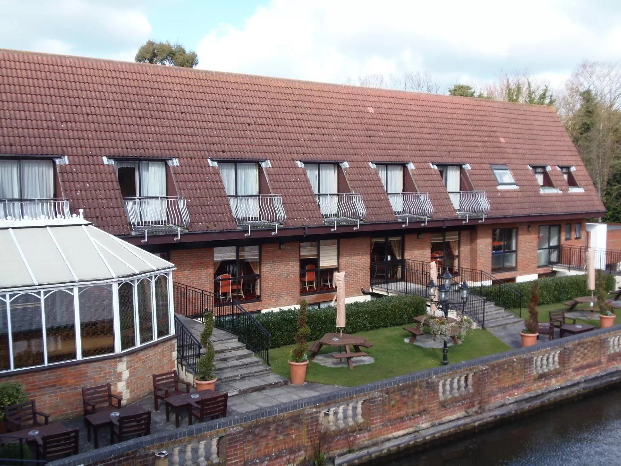 Facade/entrance in Lakeside International Hotel
