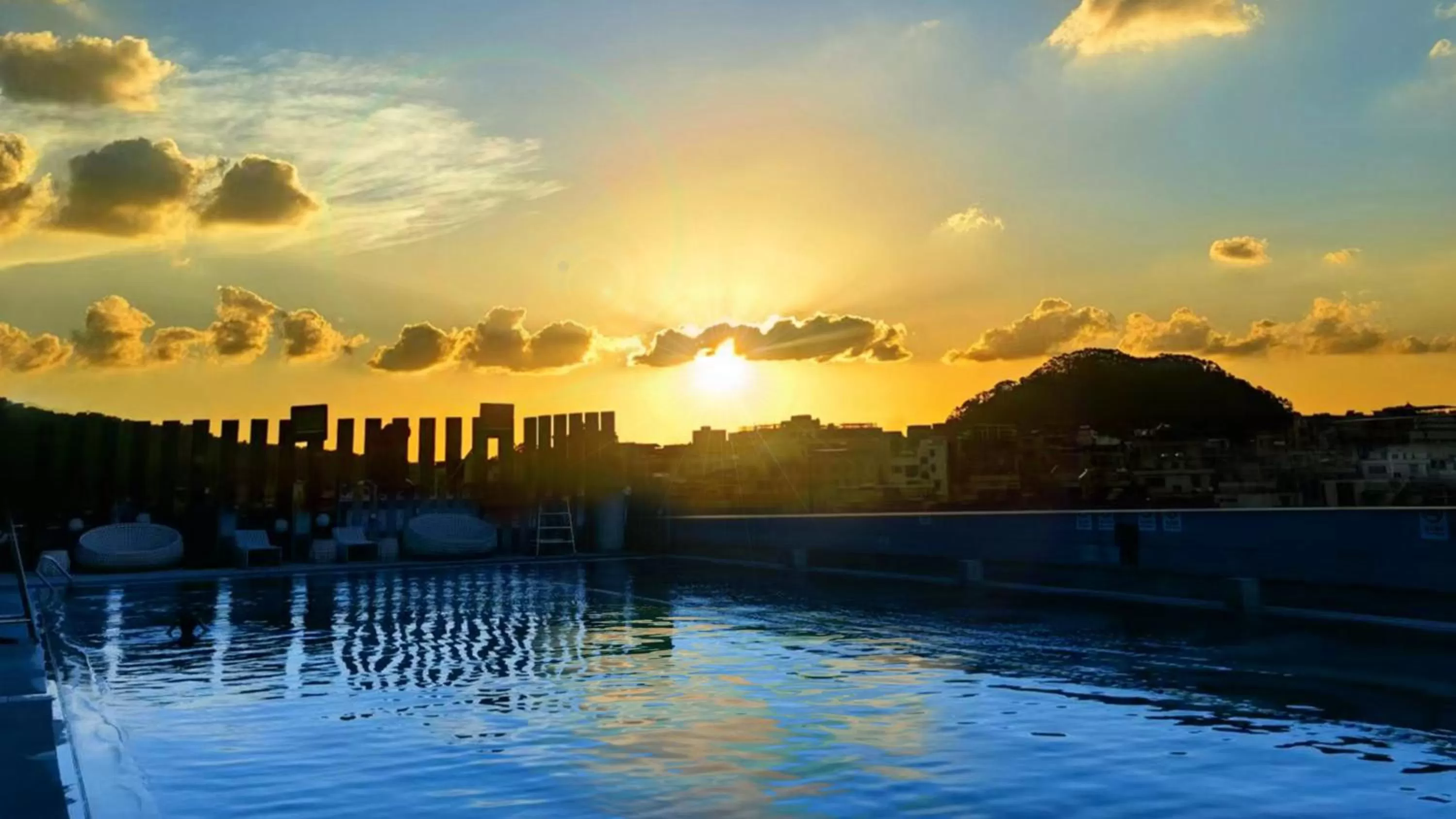 Swimming pool in Holiday Inn Guangzhou South Lake-an lHG Hotel