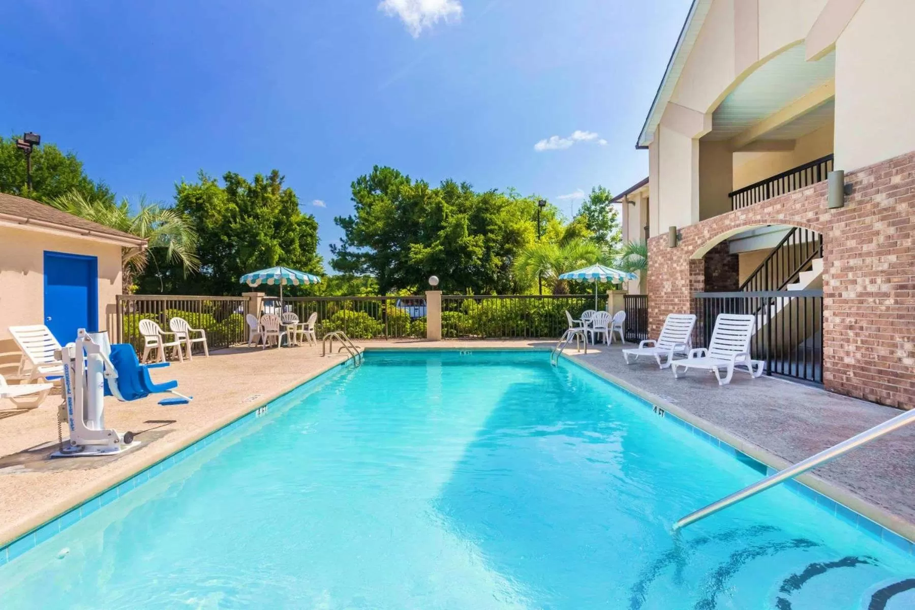 Swimming pool in Howard Johnson by Wyndham Savannah GA