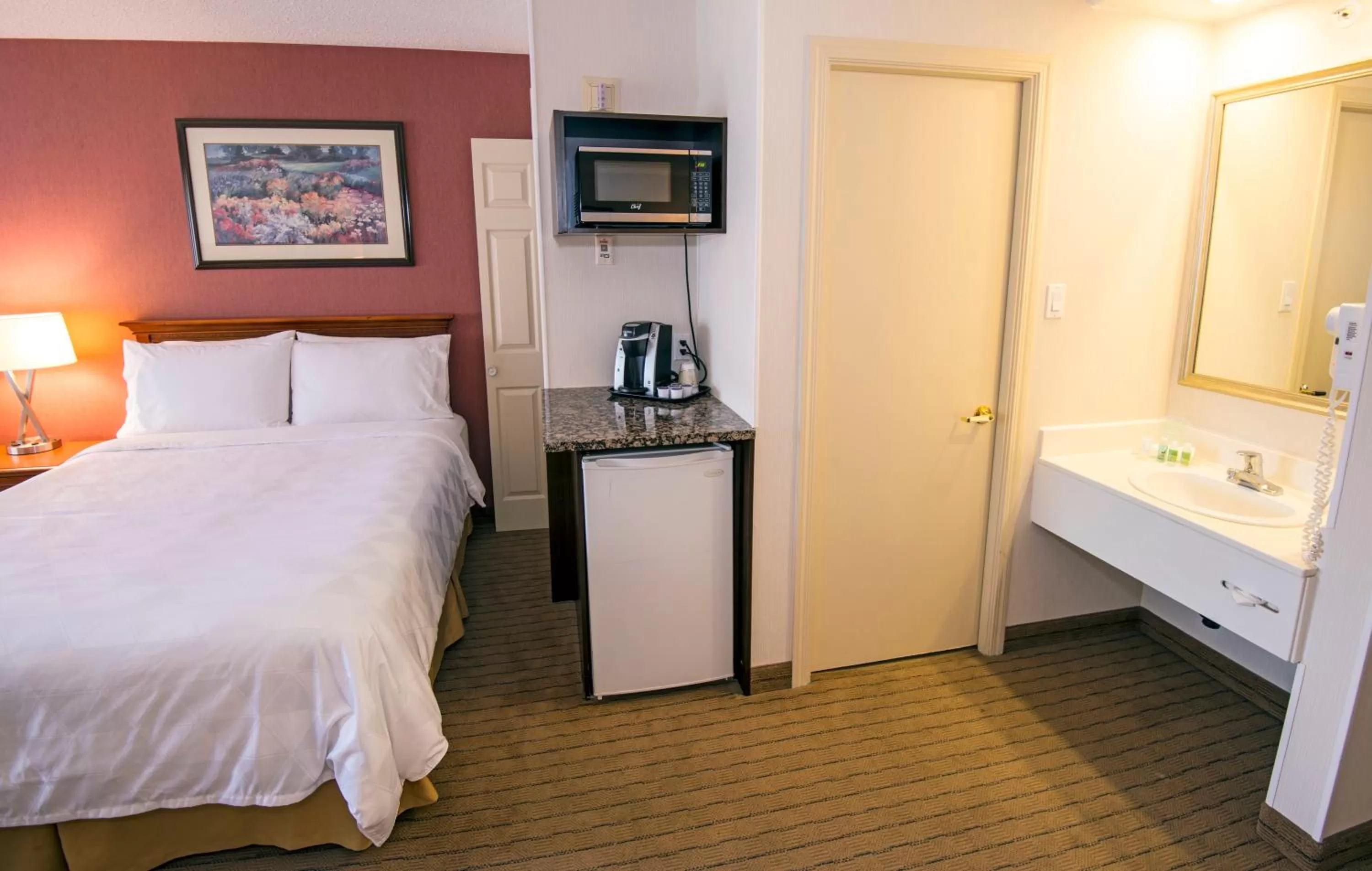 Photo of the whole room, Bed in Holiday Inn Hinton by IHG