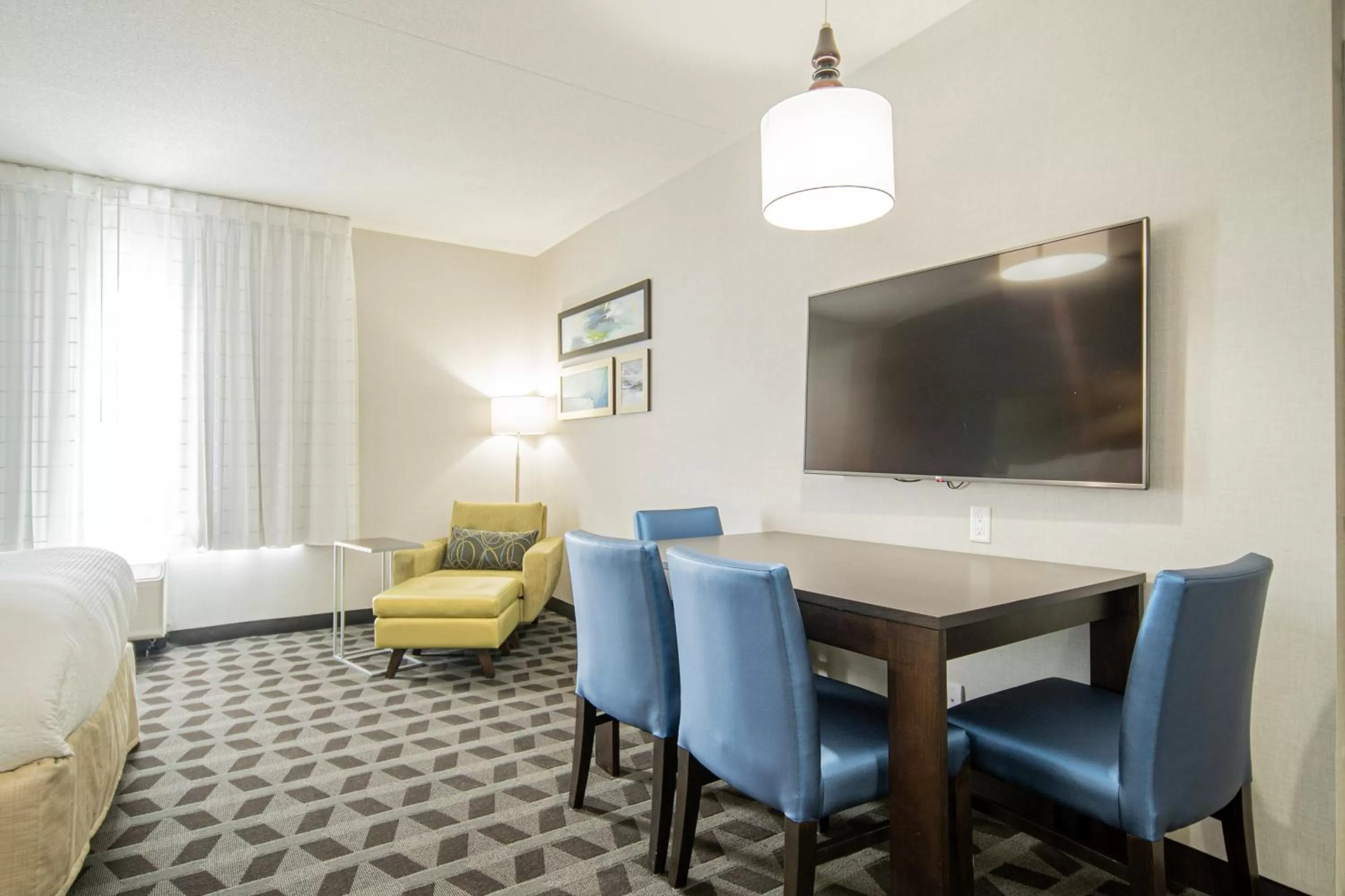 TV and multimedia in TownePlace Suites by Marriott Brantford and Conference Centre
