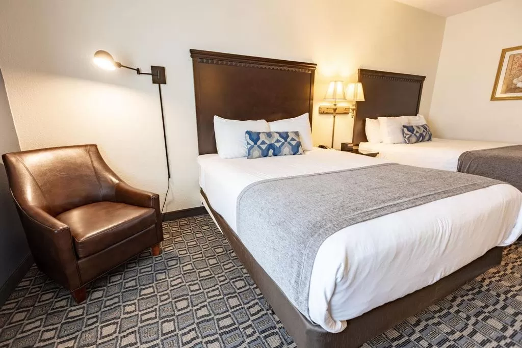 Seating area, Bed in Savannah House Hotel