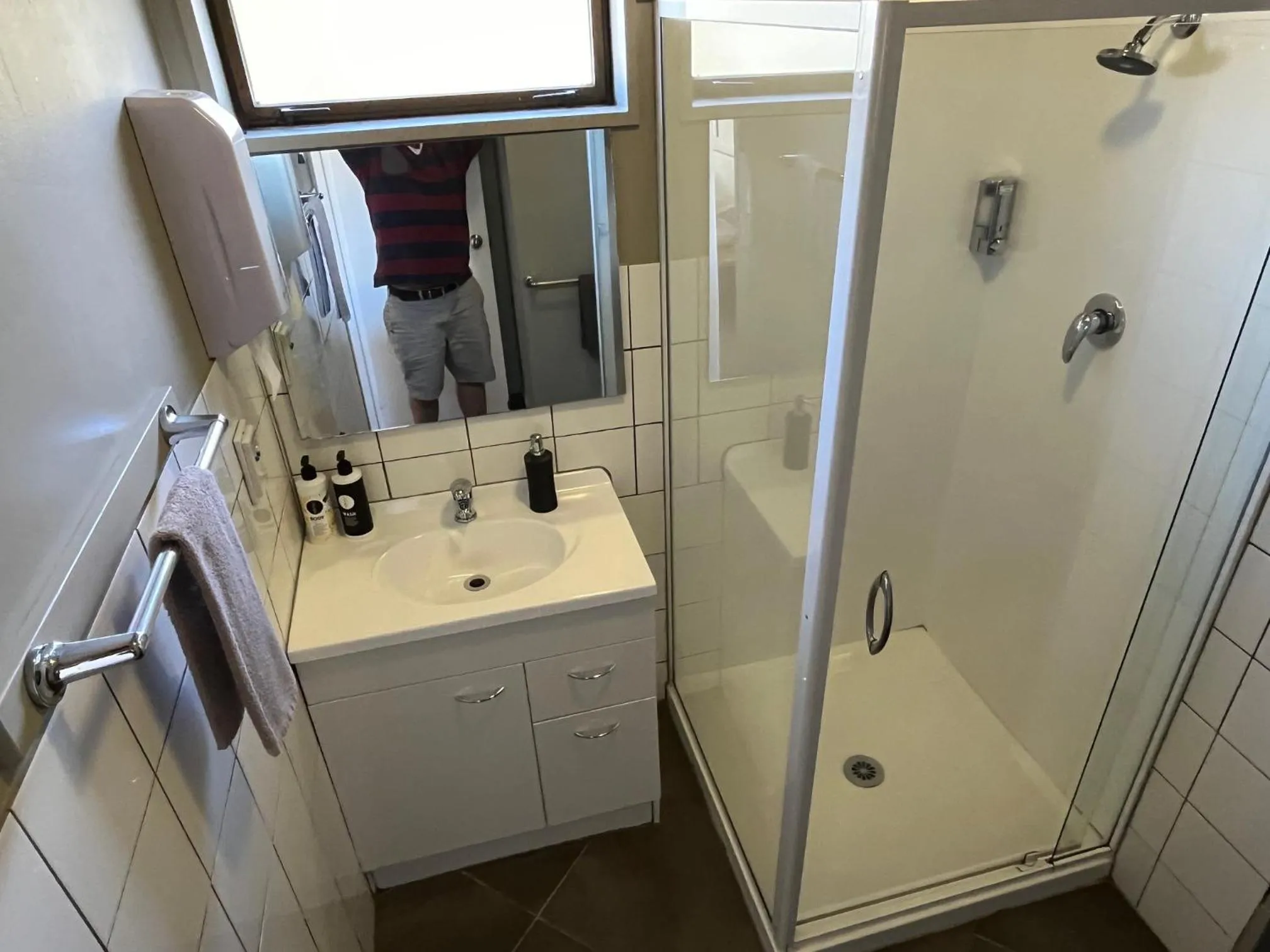 Shower in Manuka Crescent Motel