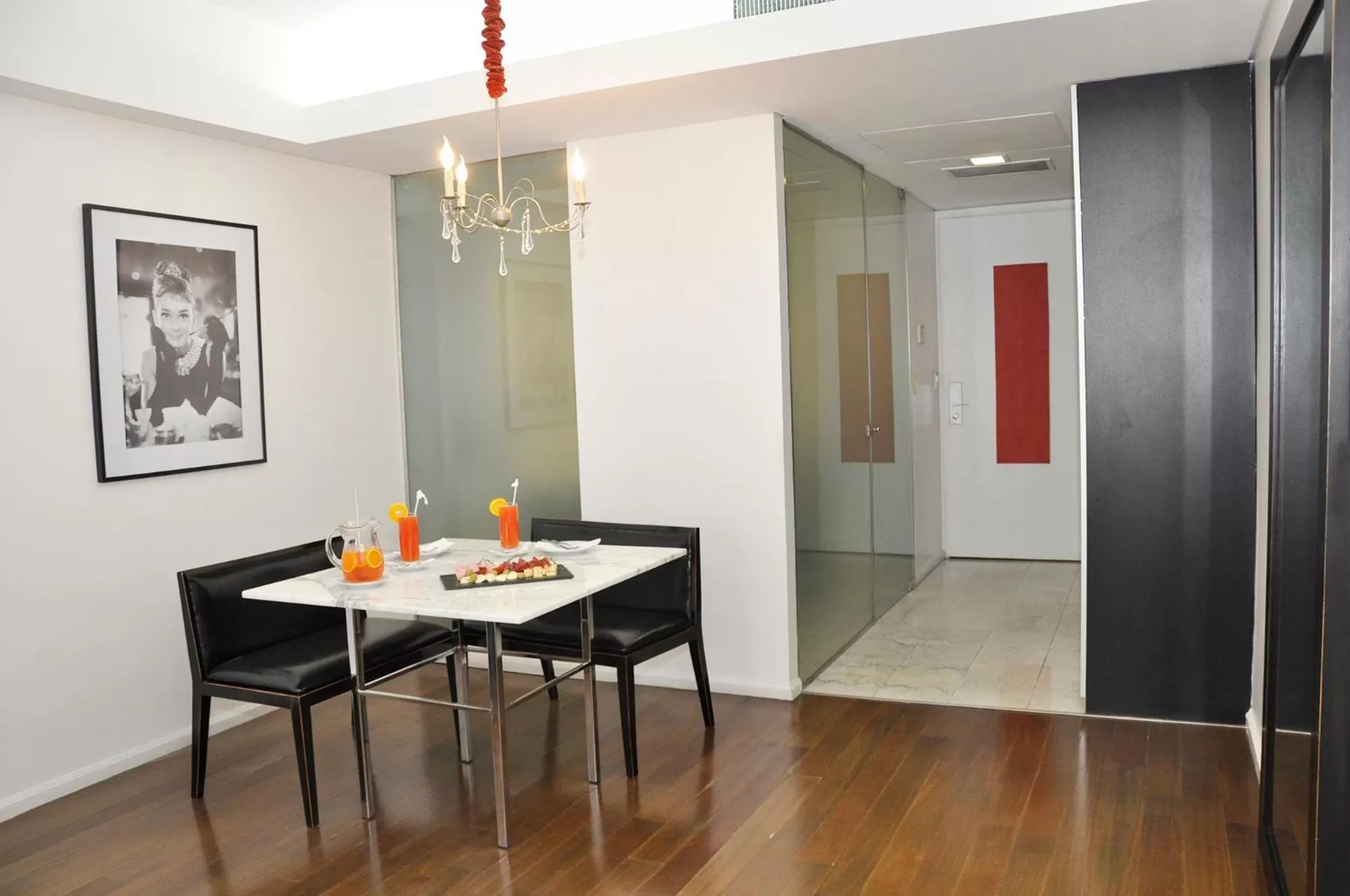 Food and drinks in Broadway Hotel & Suites