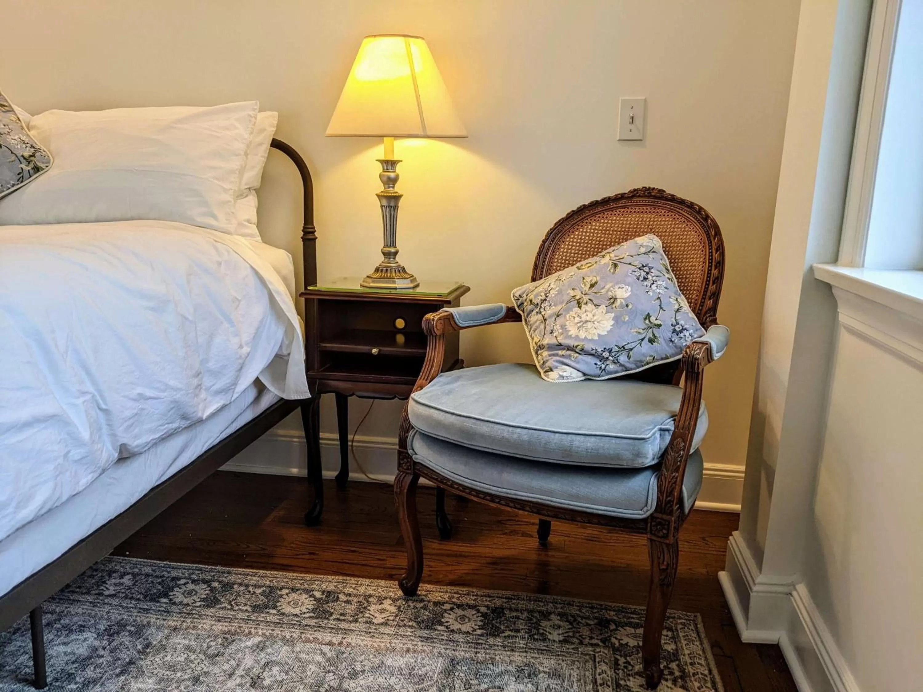 Seating area, Bed in Stanton House Inn