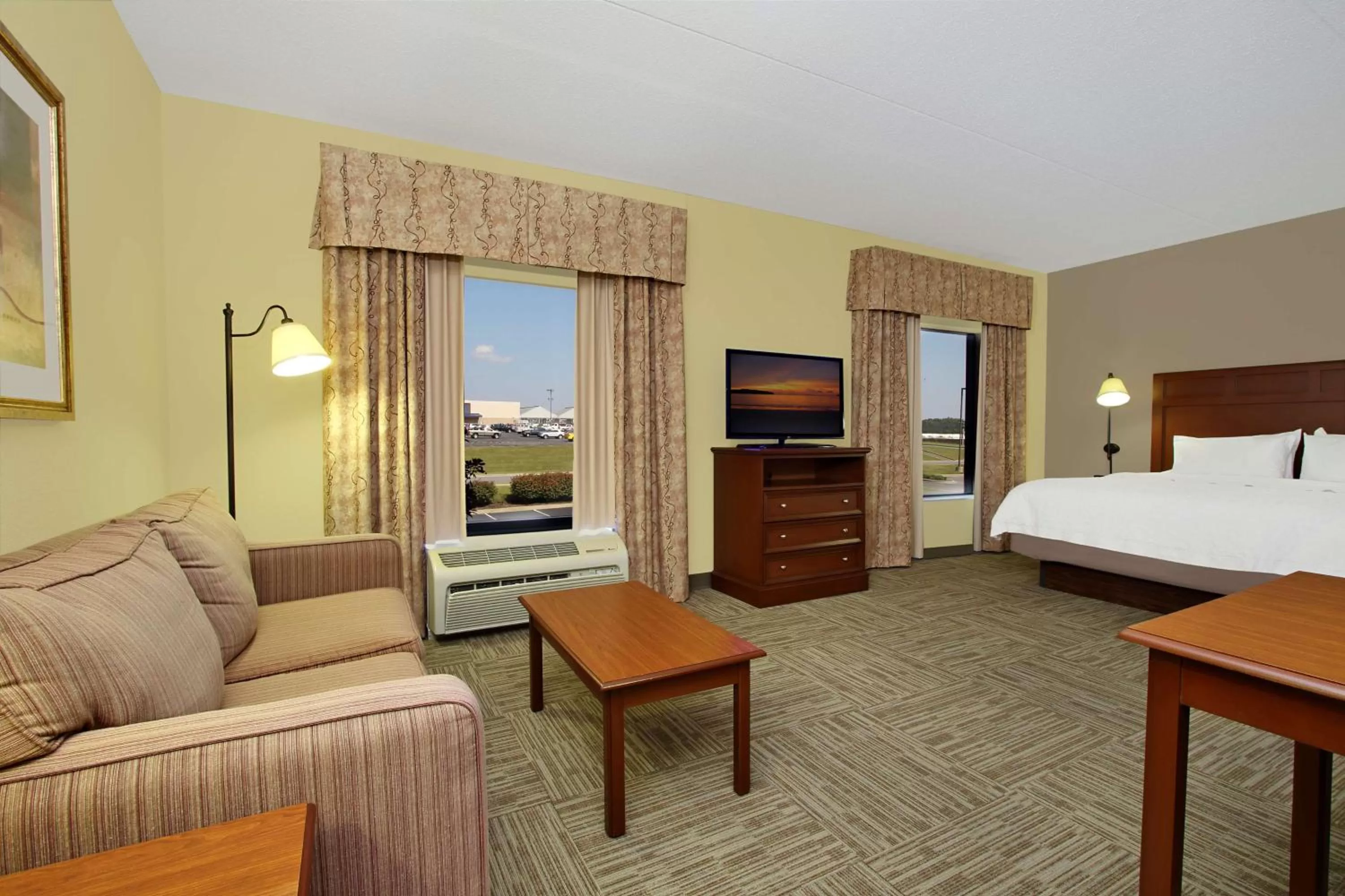 Living room, Bed in Hampton Inn & Suites Madisonville