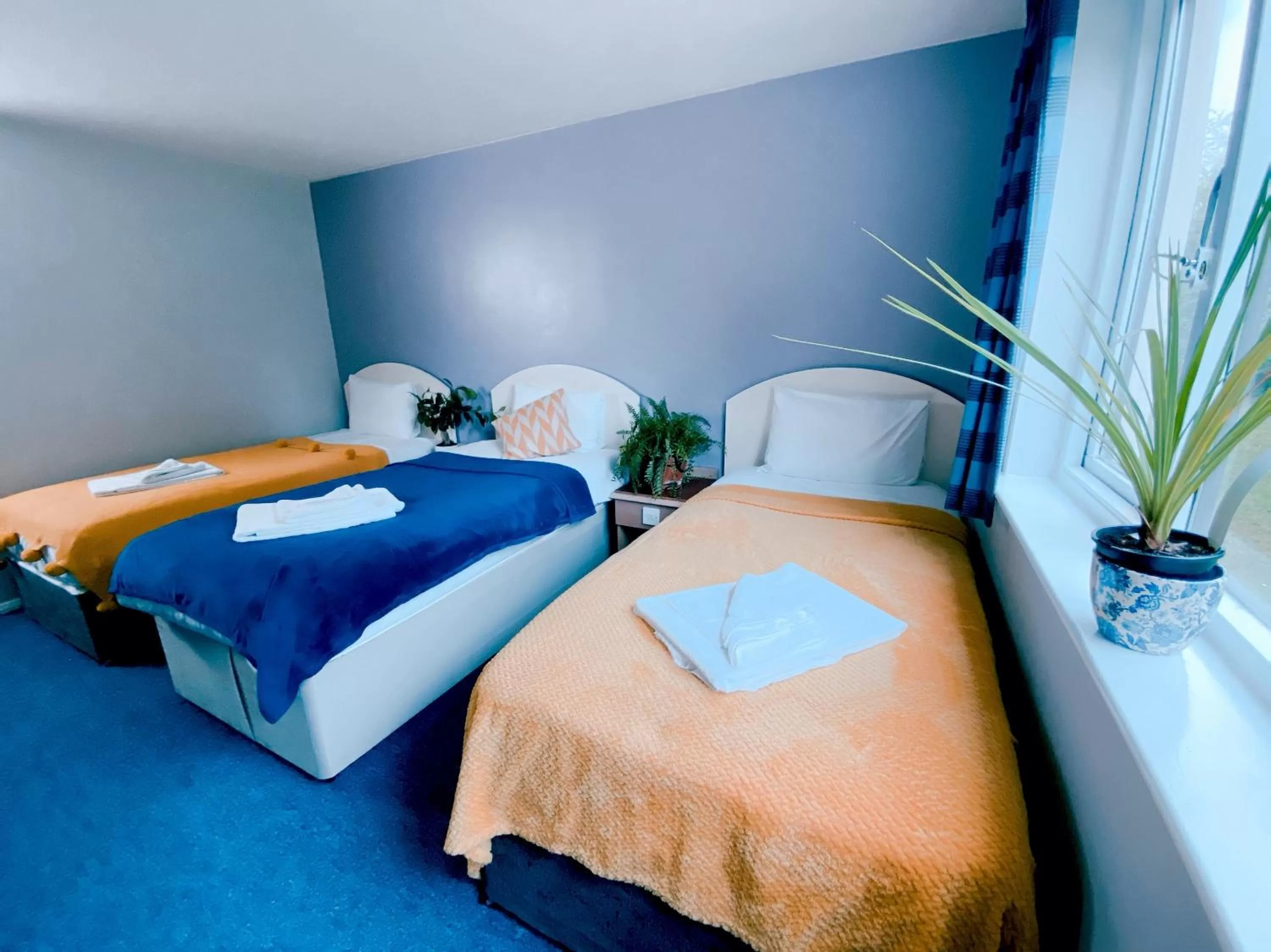 Bedroom, Bed in Redwings Lodge Baldock