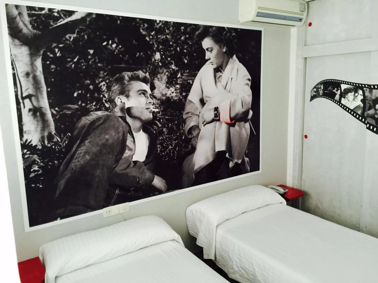 Photo of the whole room in Hotel Sur Utopia