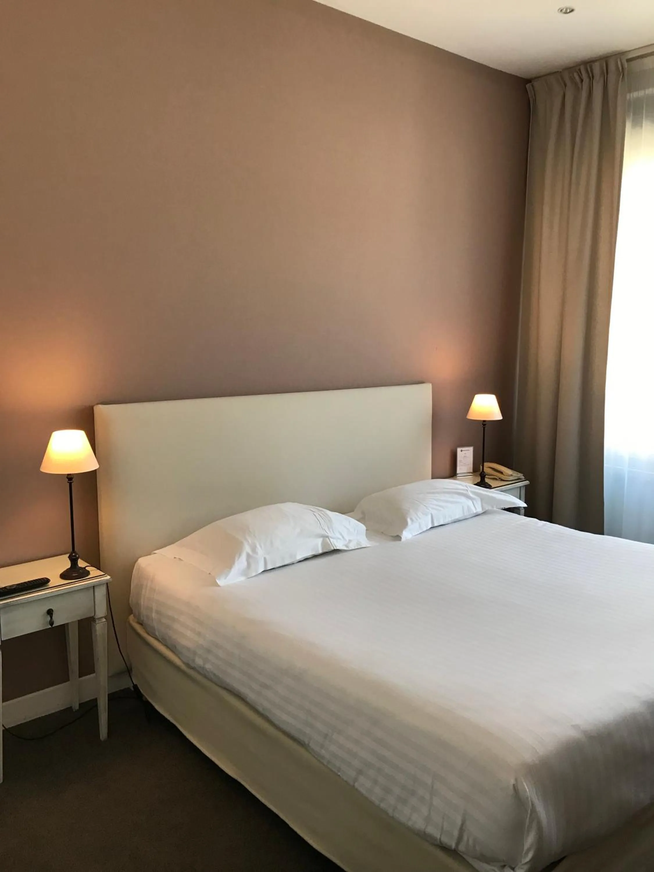 Bed in Hotel Le Renoir