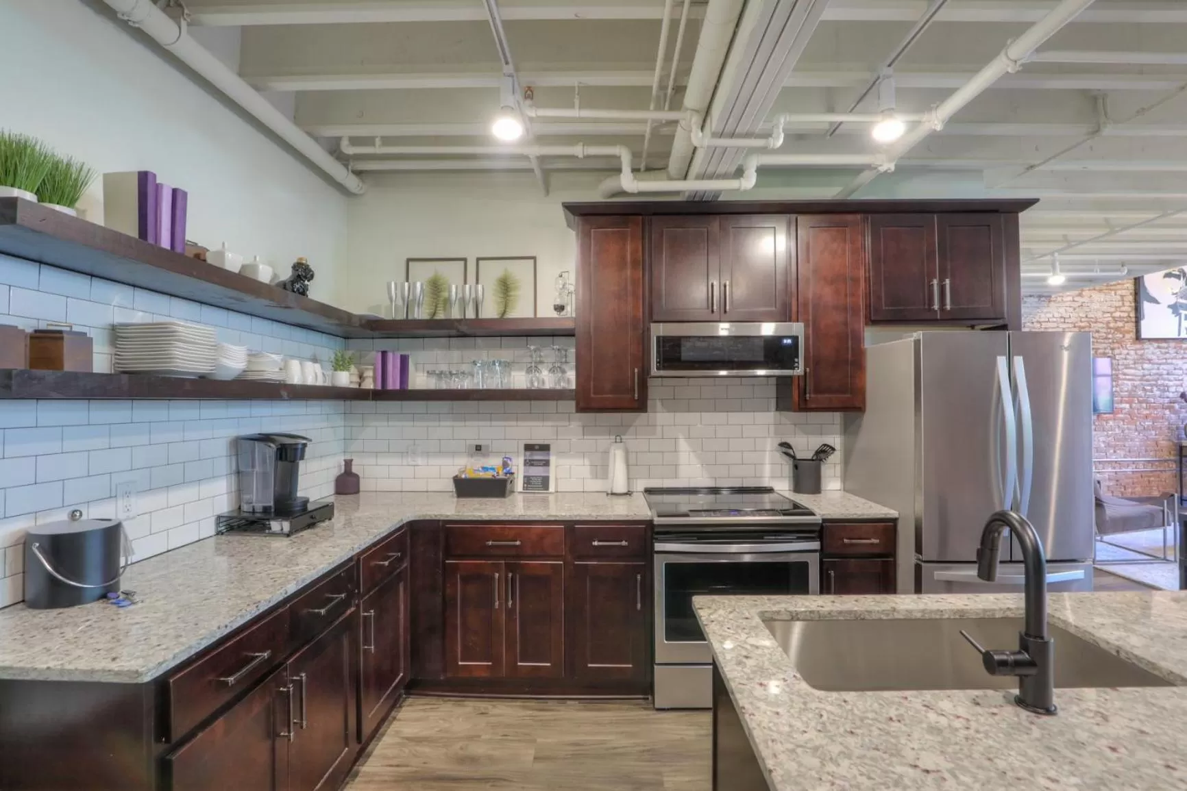 Coffee/tea facilities in Studio 154 Hotel