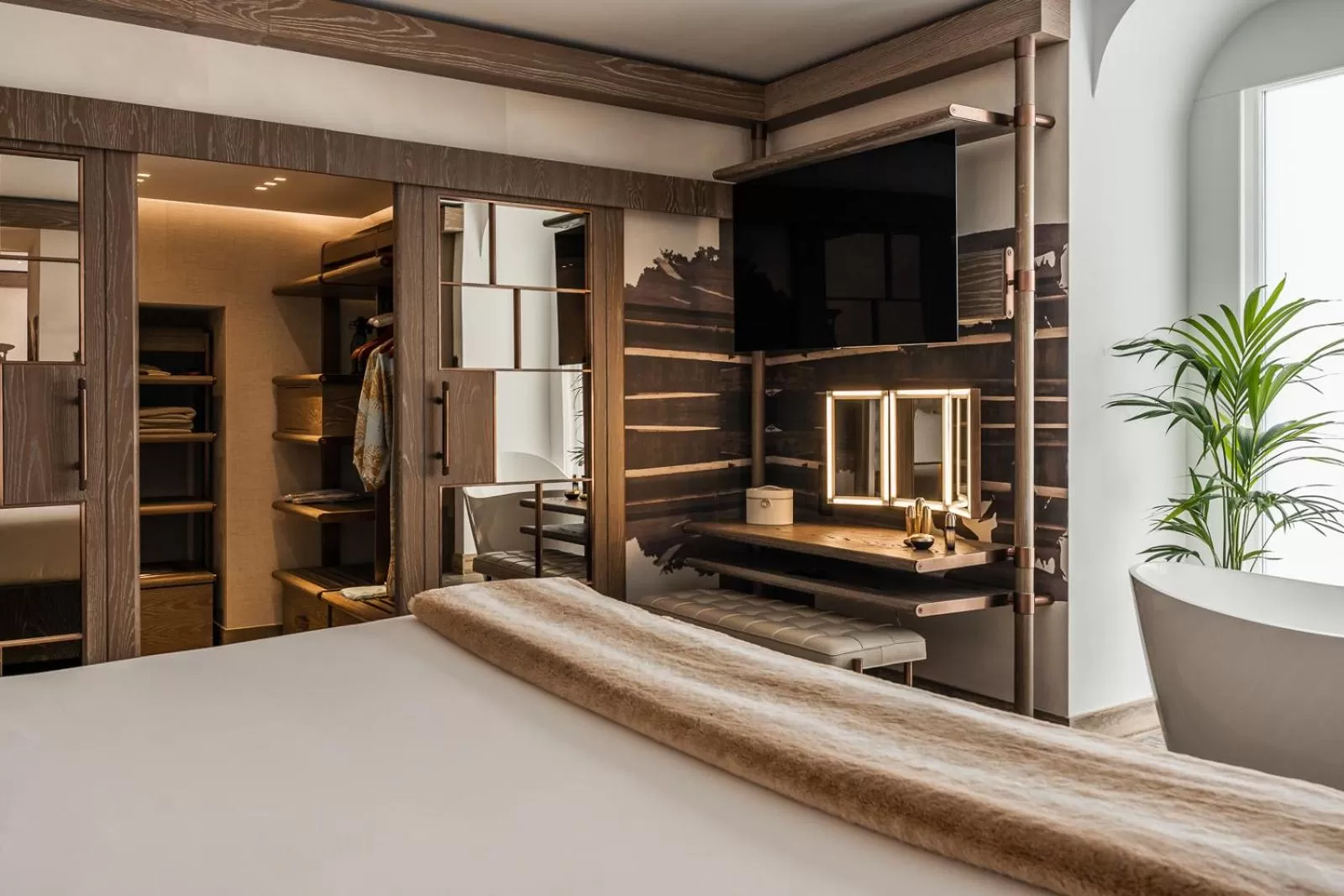 wardrobe in Iniala Harbour House