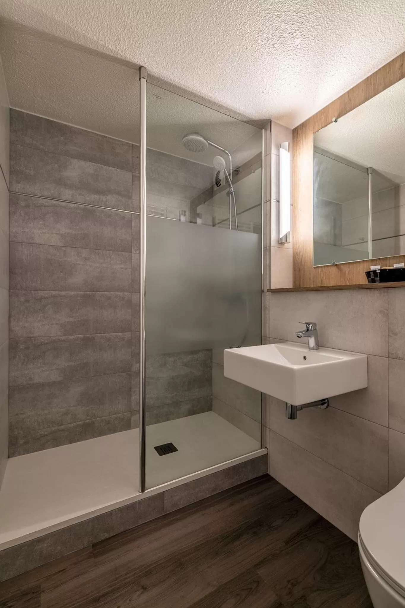 Bathroom in Hôtel Le Cyrano Bergerac