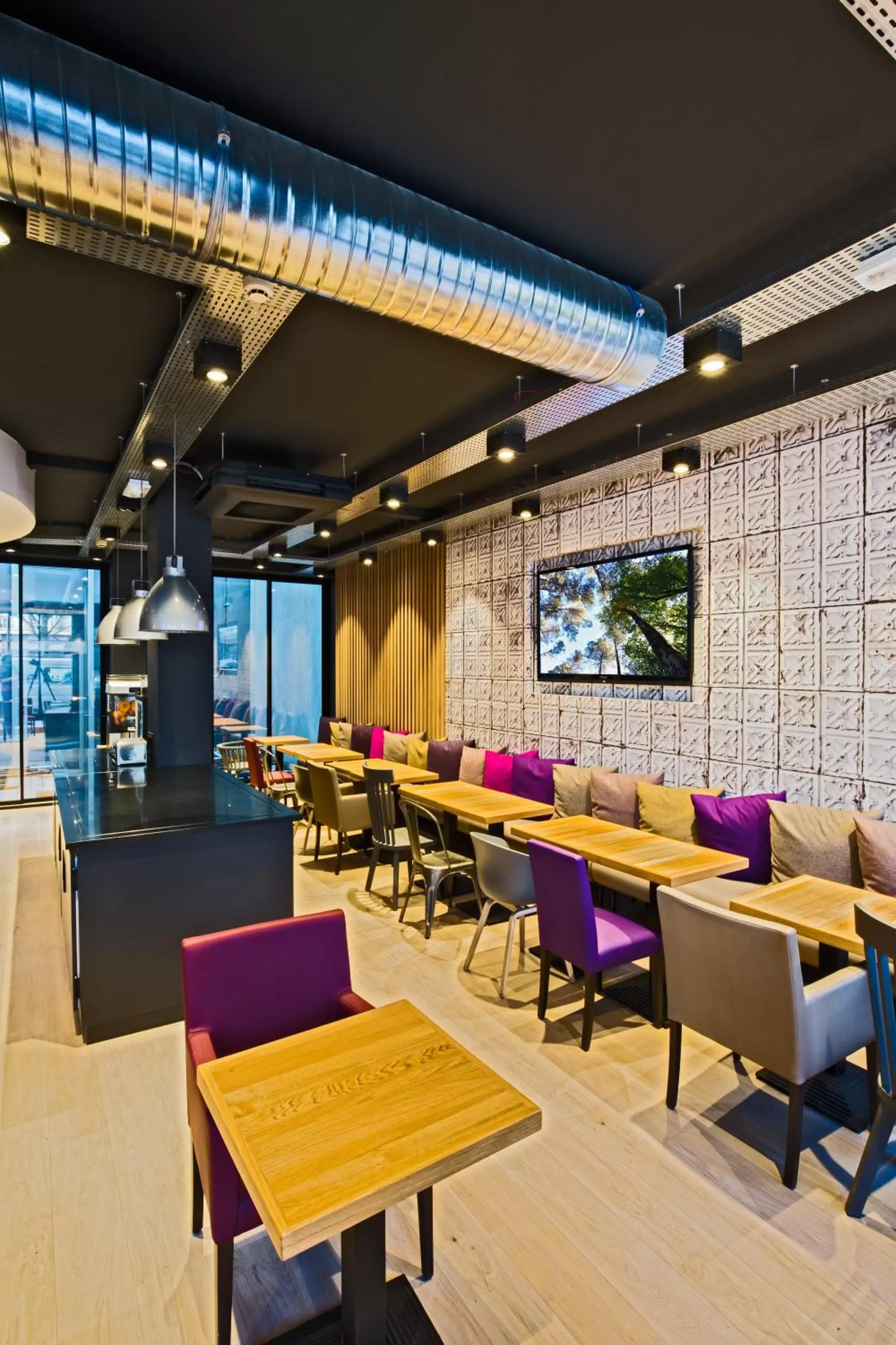 Communal lounge/ TV room in Campanile Rennes Centre - Gare