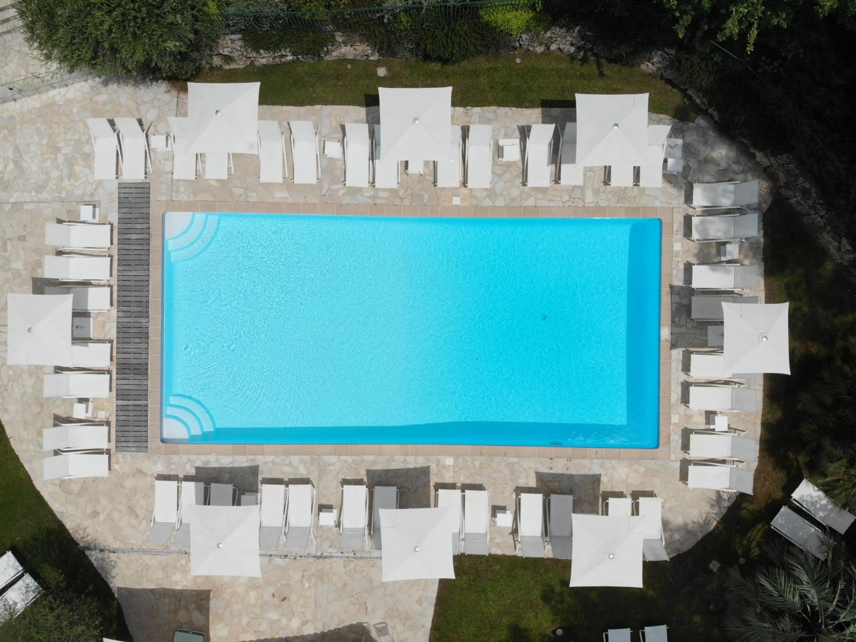 Swimming pool in Hotel Restaurant La Vague de Saint Paul