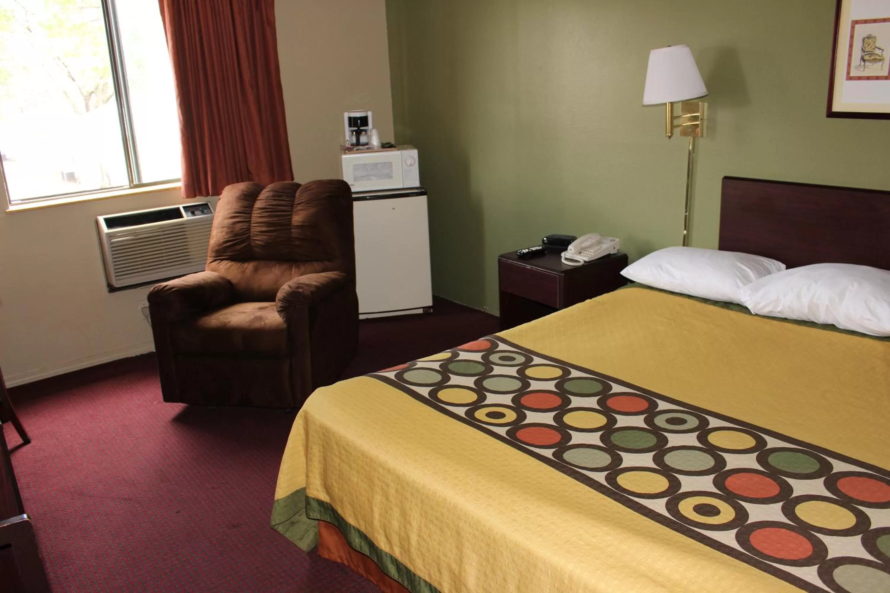 Photo of the whole room, Bed in Knights Inn Albany