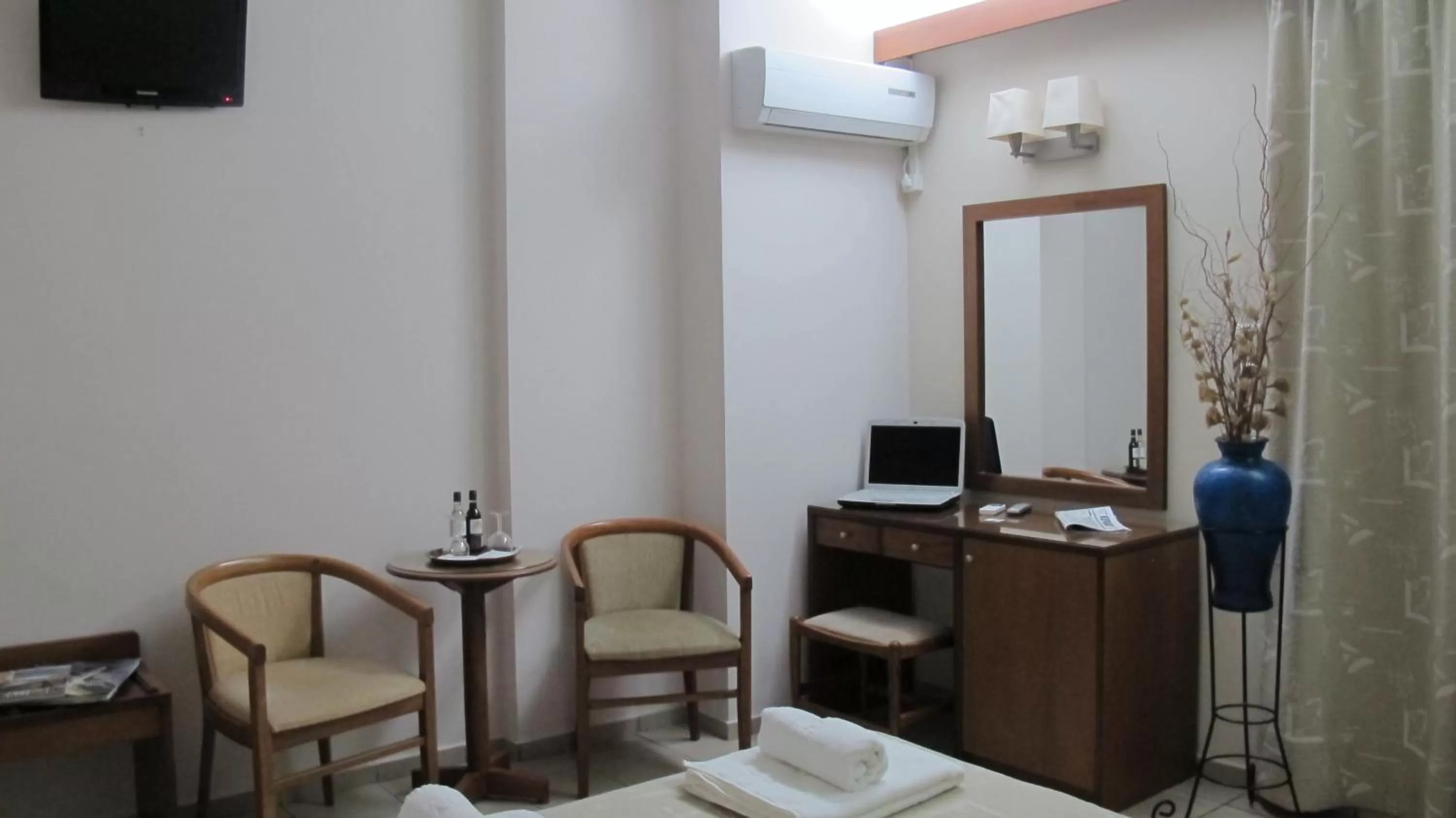 Photo of the whole room in Hotel Solomou Athens