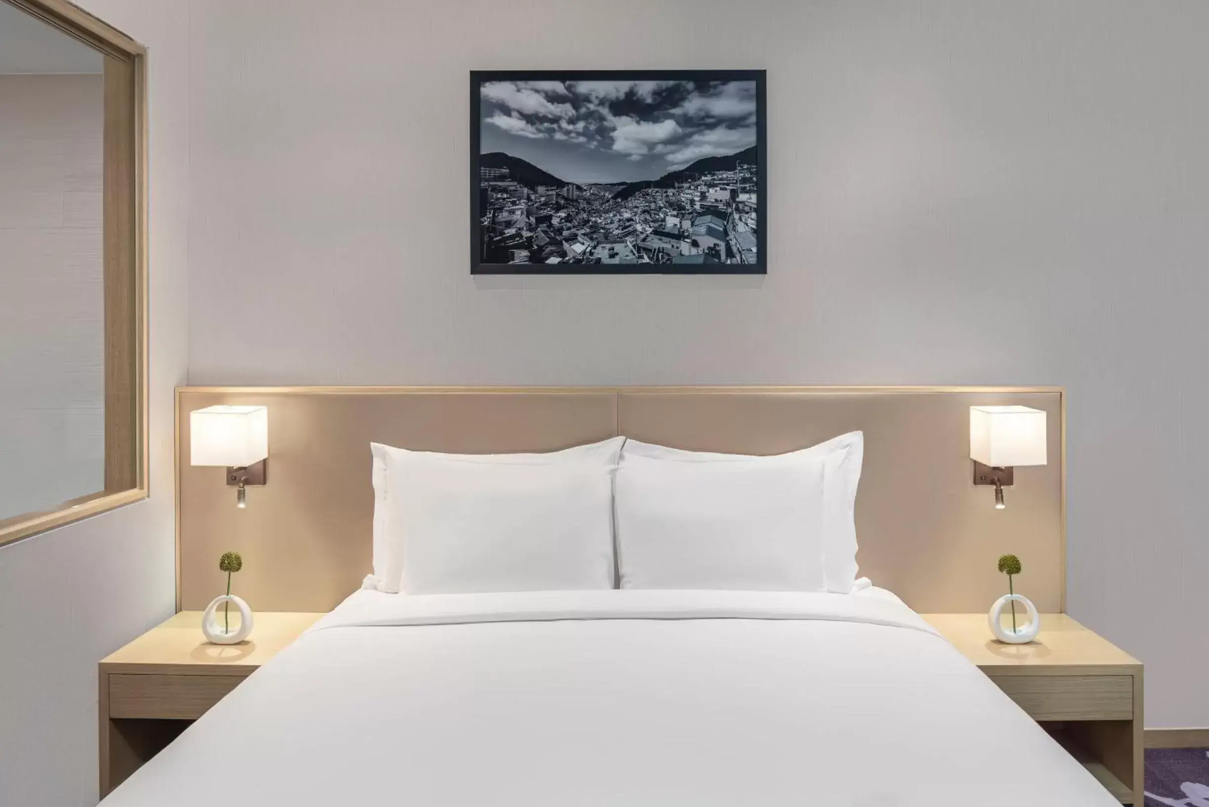 Deluxe King Room with City View in Avani Central Busan Deluxe King Room with City View in Avani Central Busan