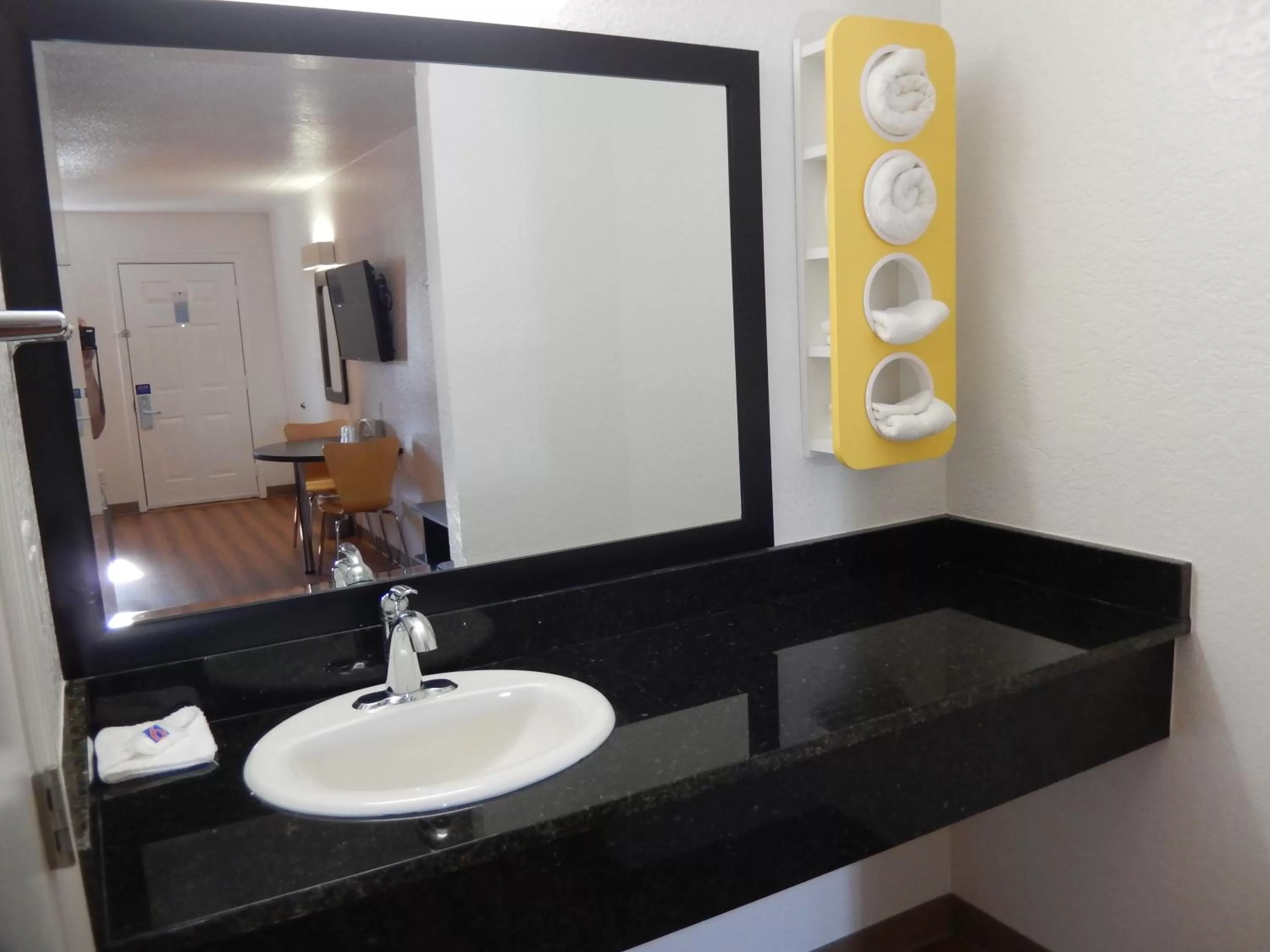 Property building in Motel 6-Moultrie, GA