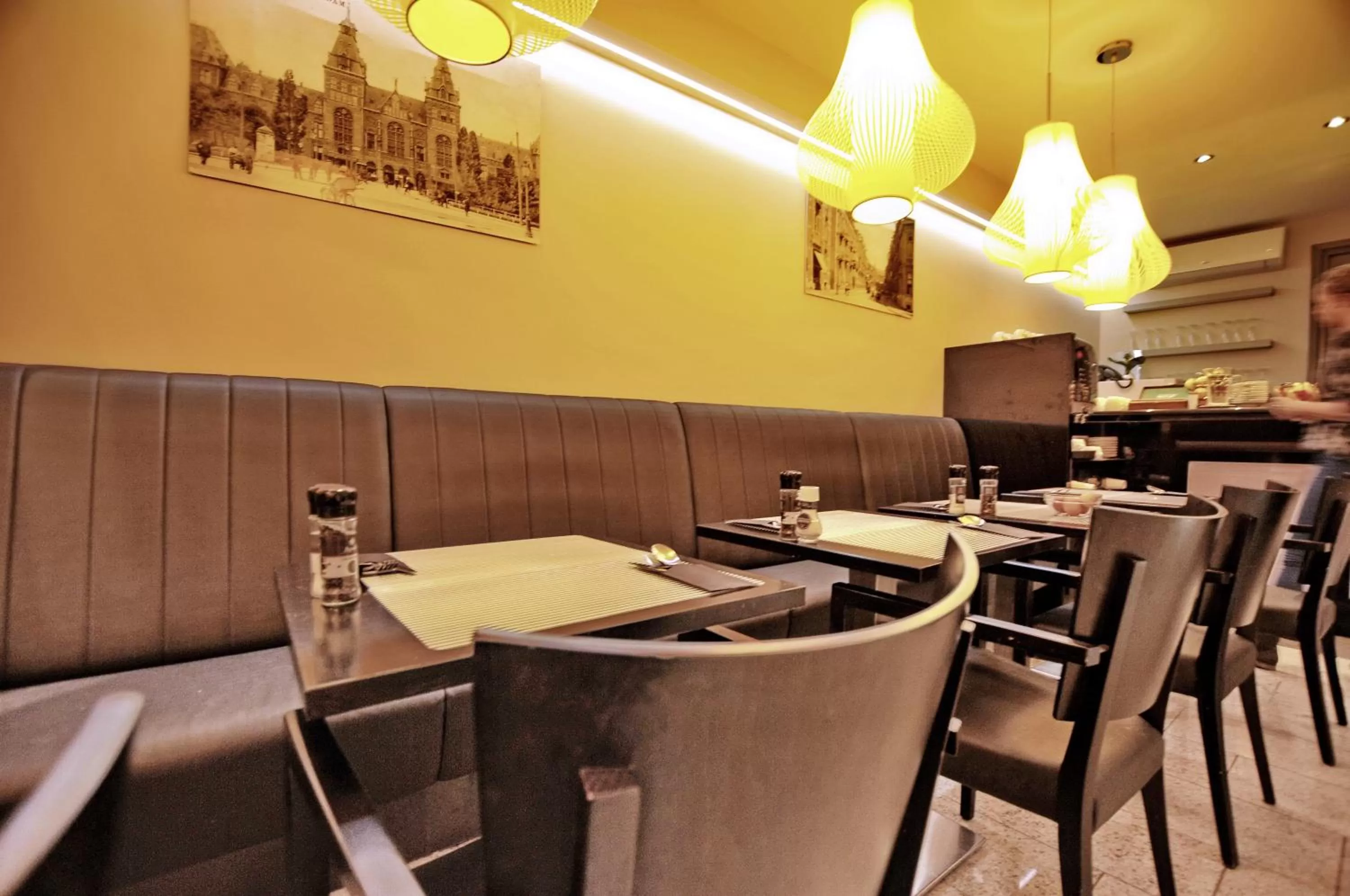 Restaurant/Places to Eat in Hotel Parkview