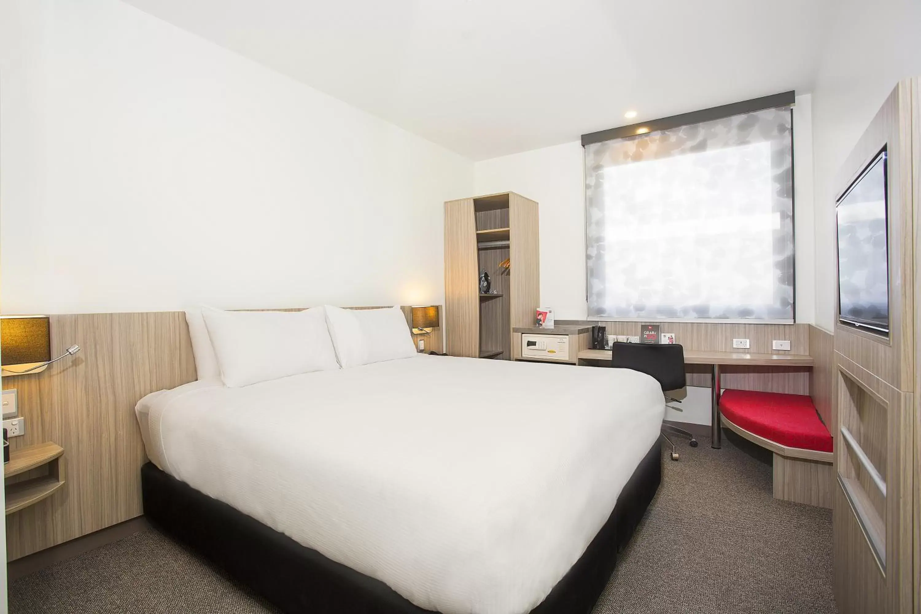 Standard Queen Room in Ibis Mackay Standard Queen Room in Ibis Mackay