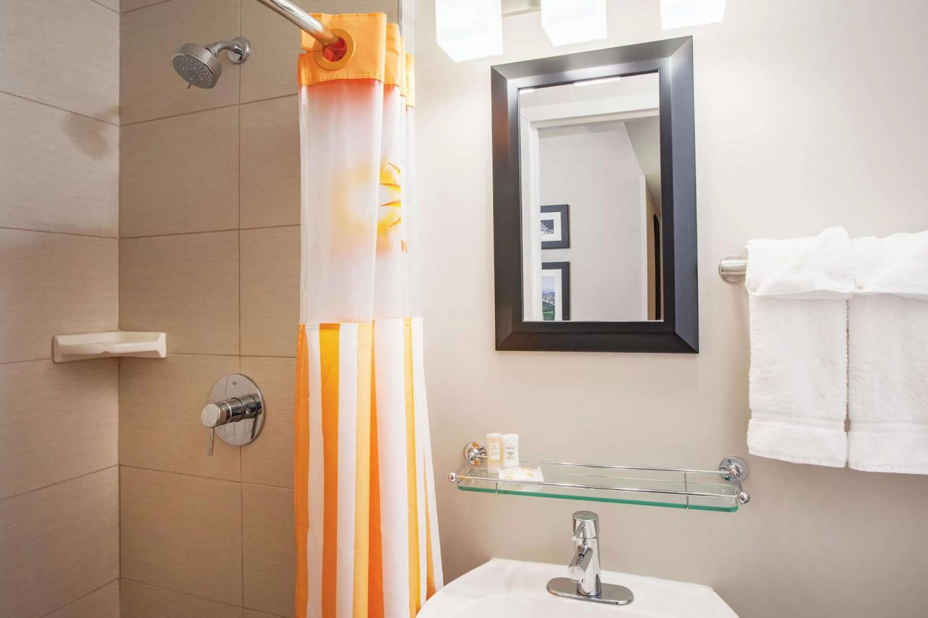 Shower in La Quinta by Wyndham New York City Central Park