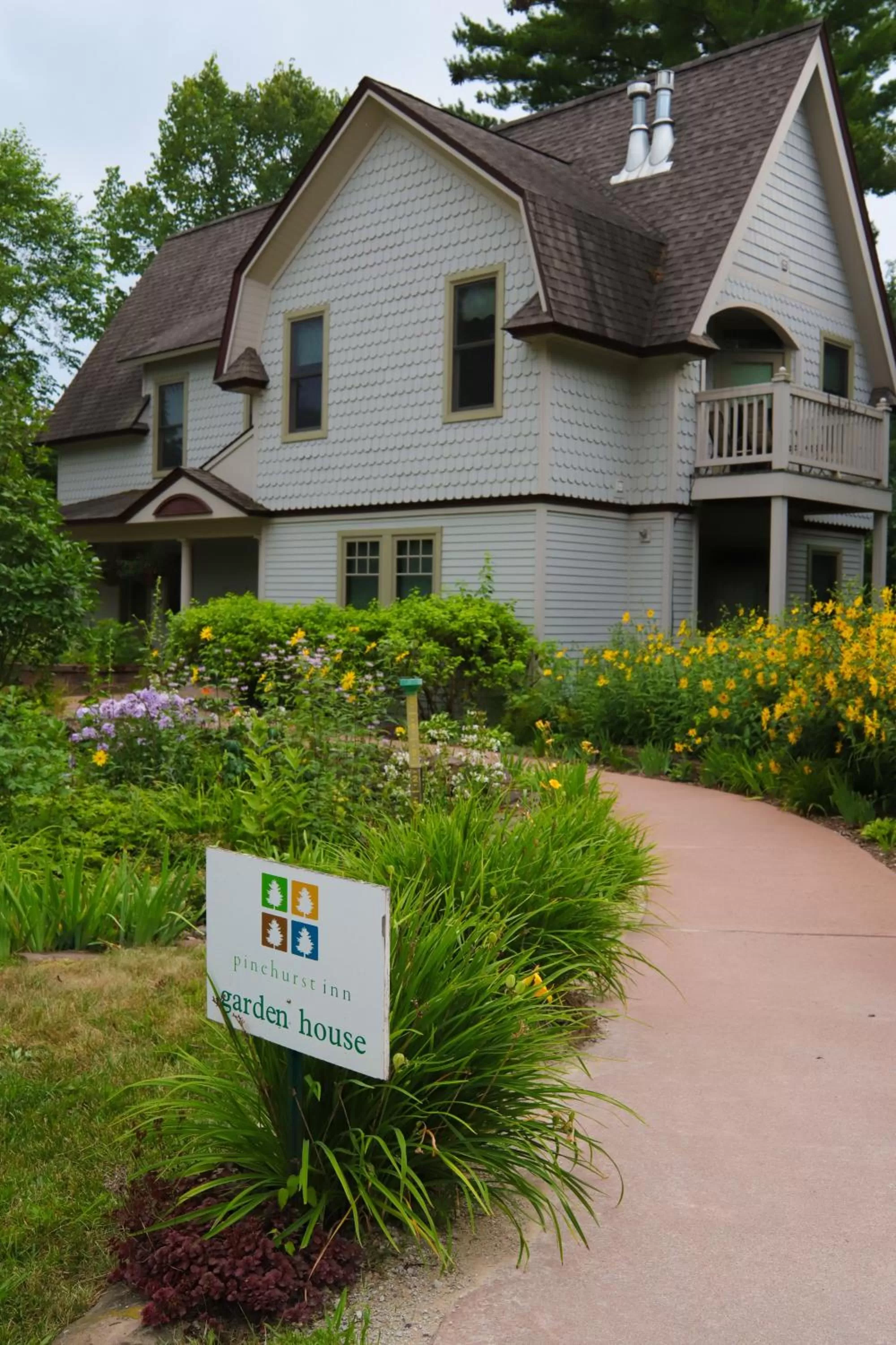 Facade/entrance, Property Building in Pinehurst Inn Bed & Breakfast