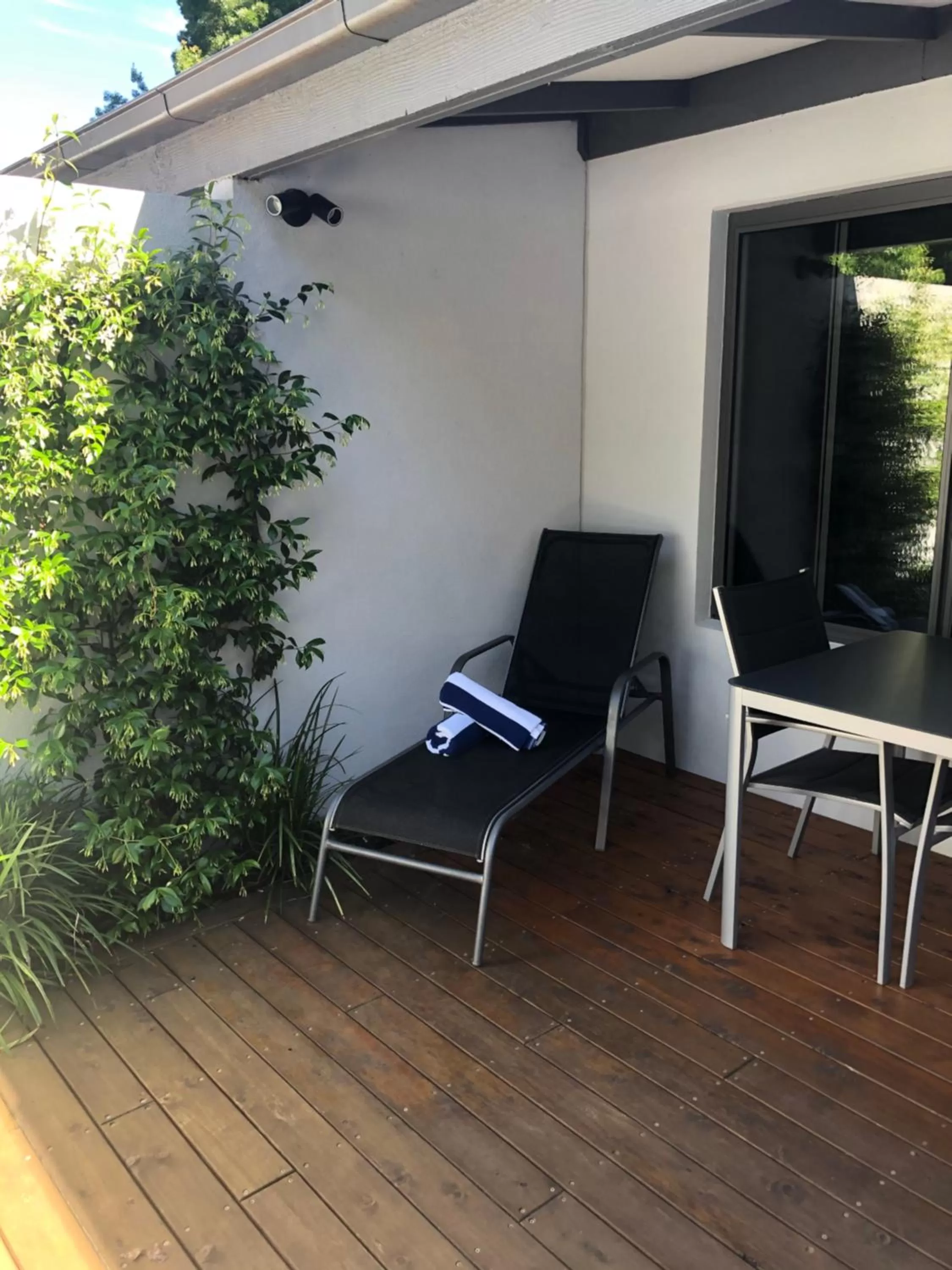 Garden, TV/Entertainment Center in Bright Colonial Motel