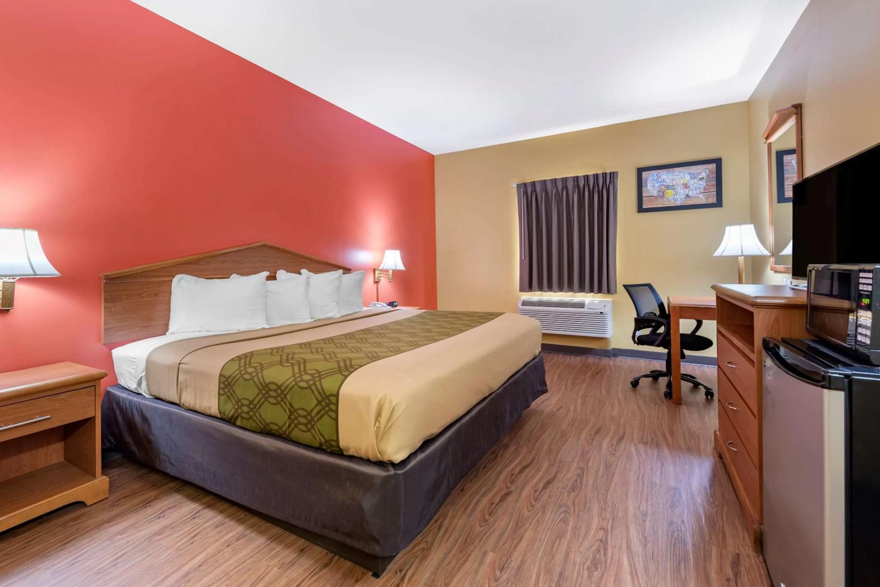 Photo of the whole room, Bed in Econo Lodge Louisville Airport