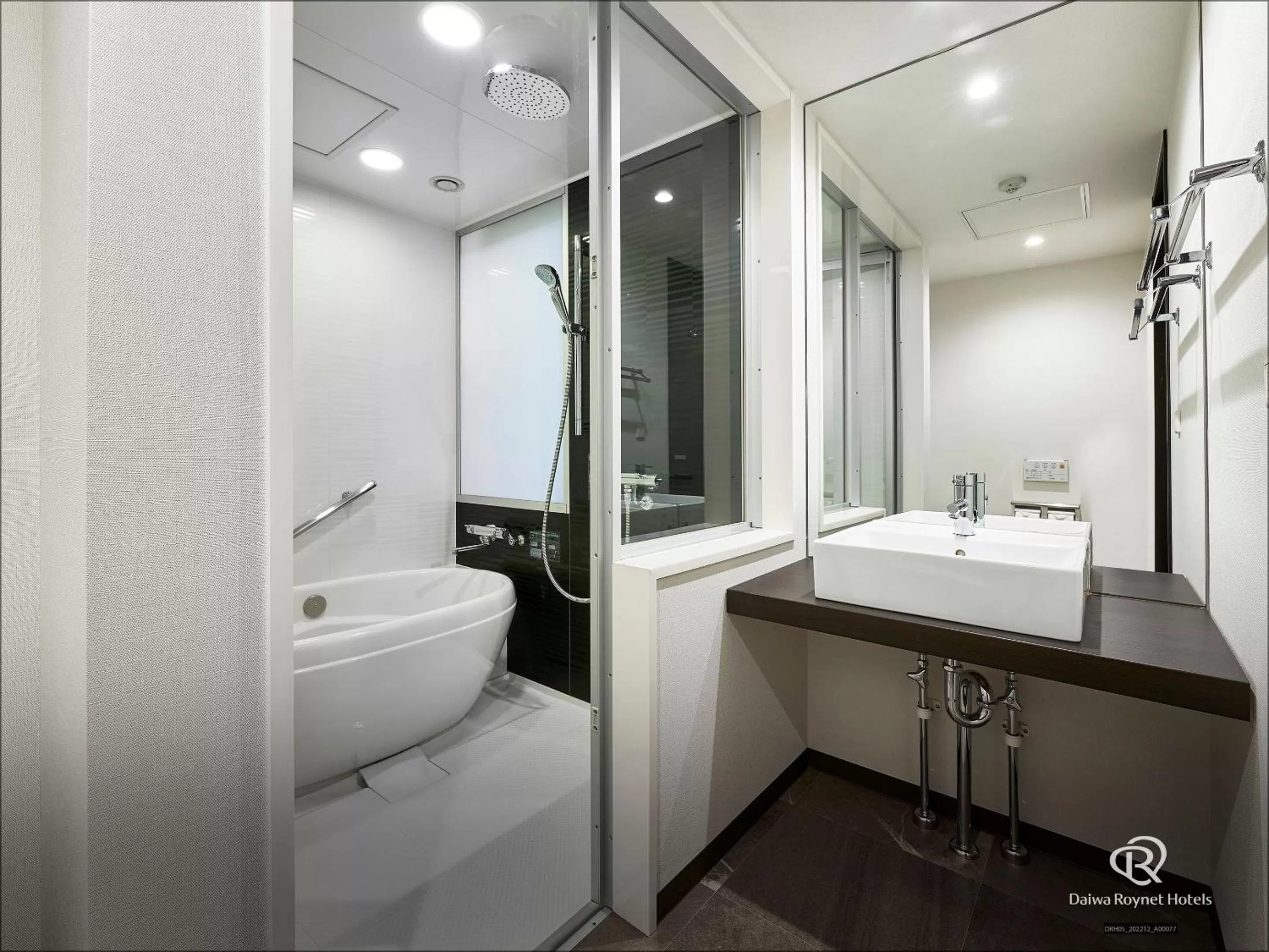 Shower in Daiwa Roynet Hotel Osaka-Kitahama