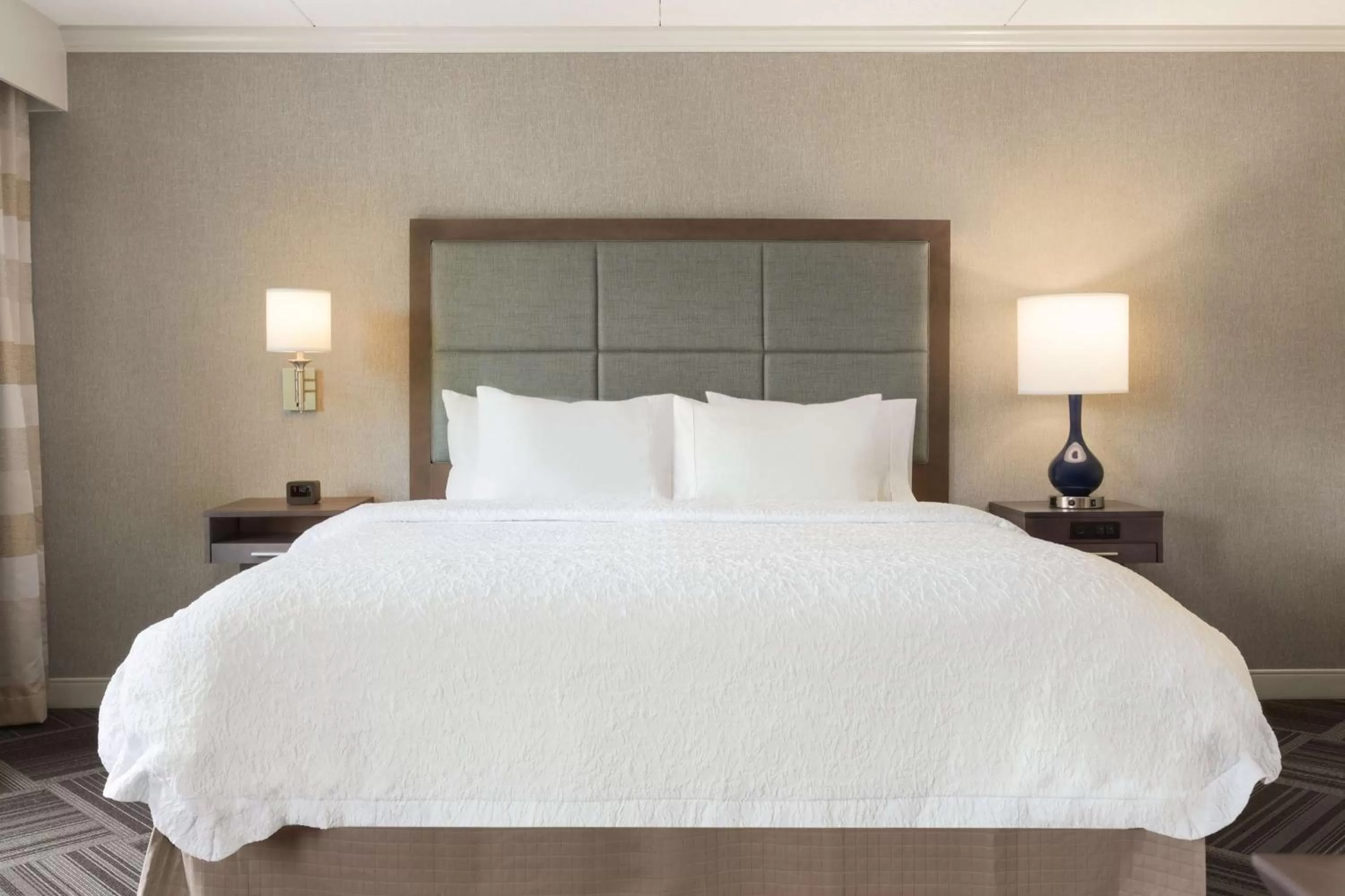 Bed in Hampton Inn & Suites by Hilton Manchester Bedford