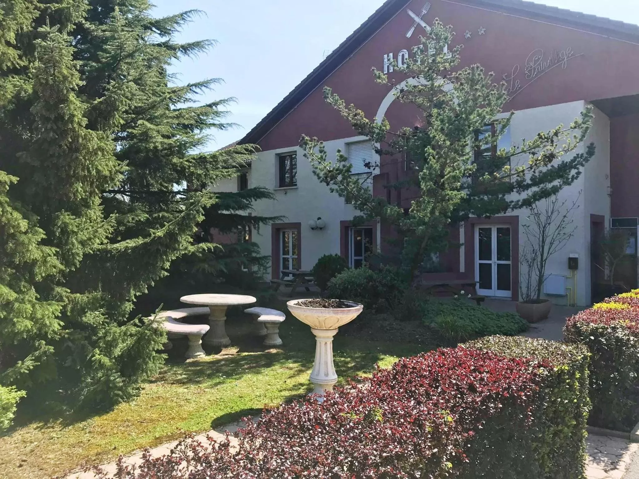 Garden in Hôtel Restaurant le Privilège - authentic by balladins