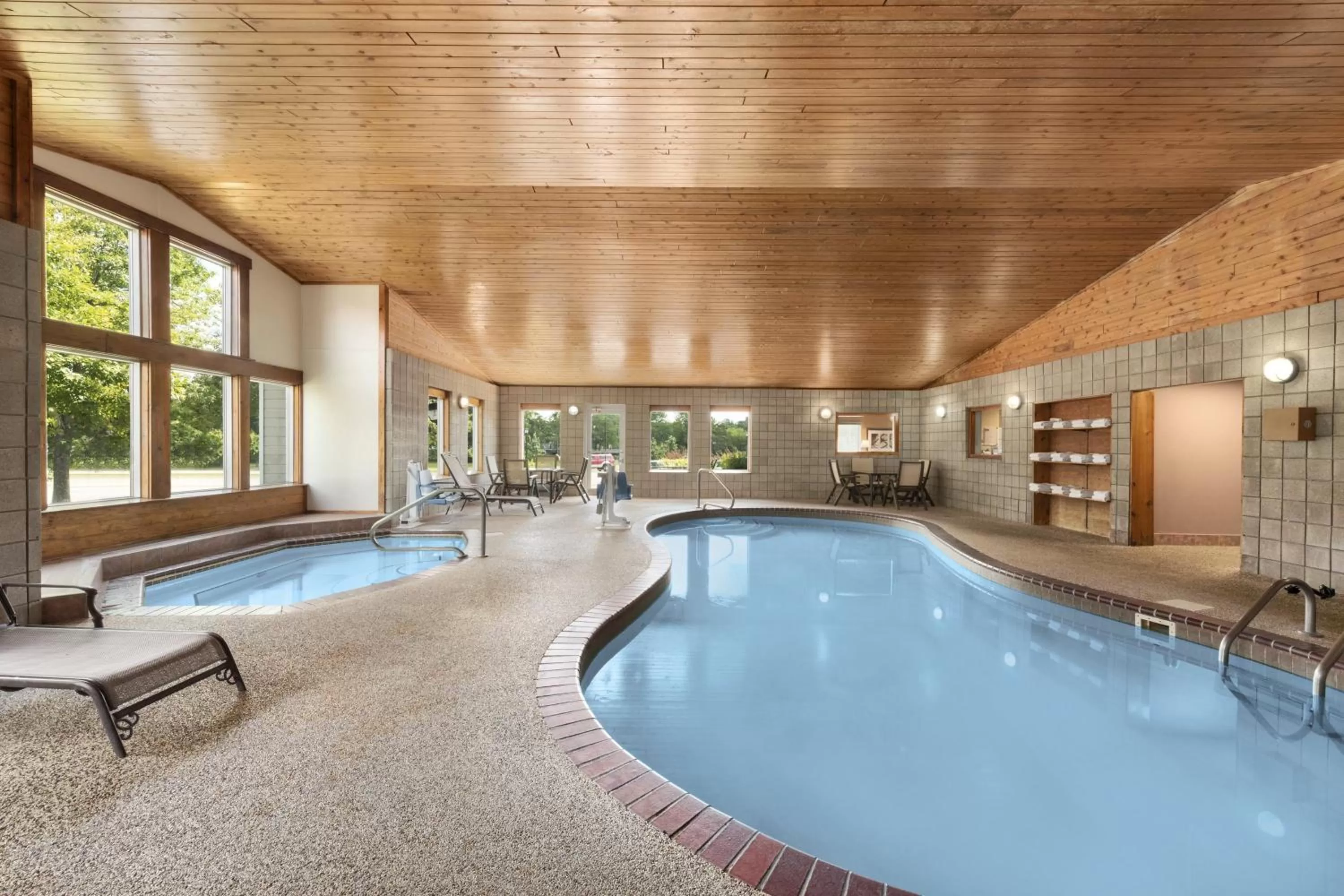 King Suite in Country Inn & Suites by Radisson, Northfield, MN