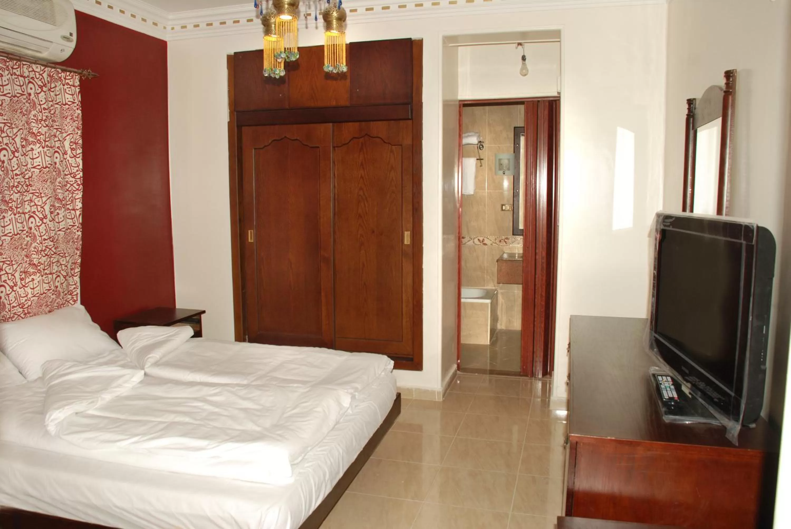 Photo of the whole room, Bed in Philae Hotel Aswan