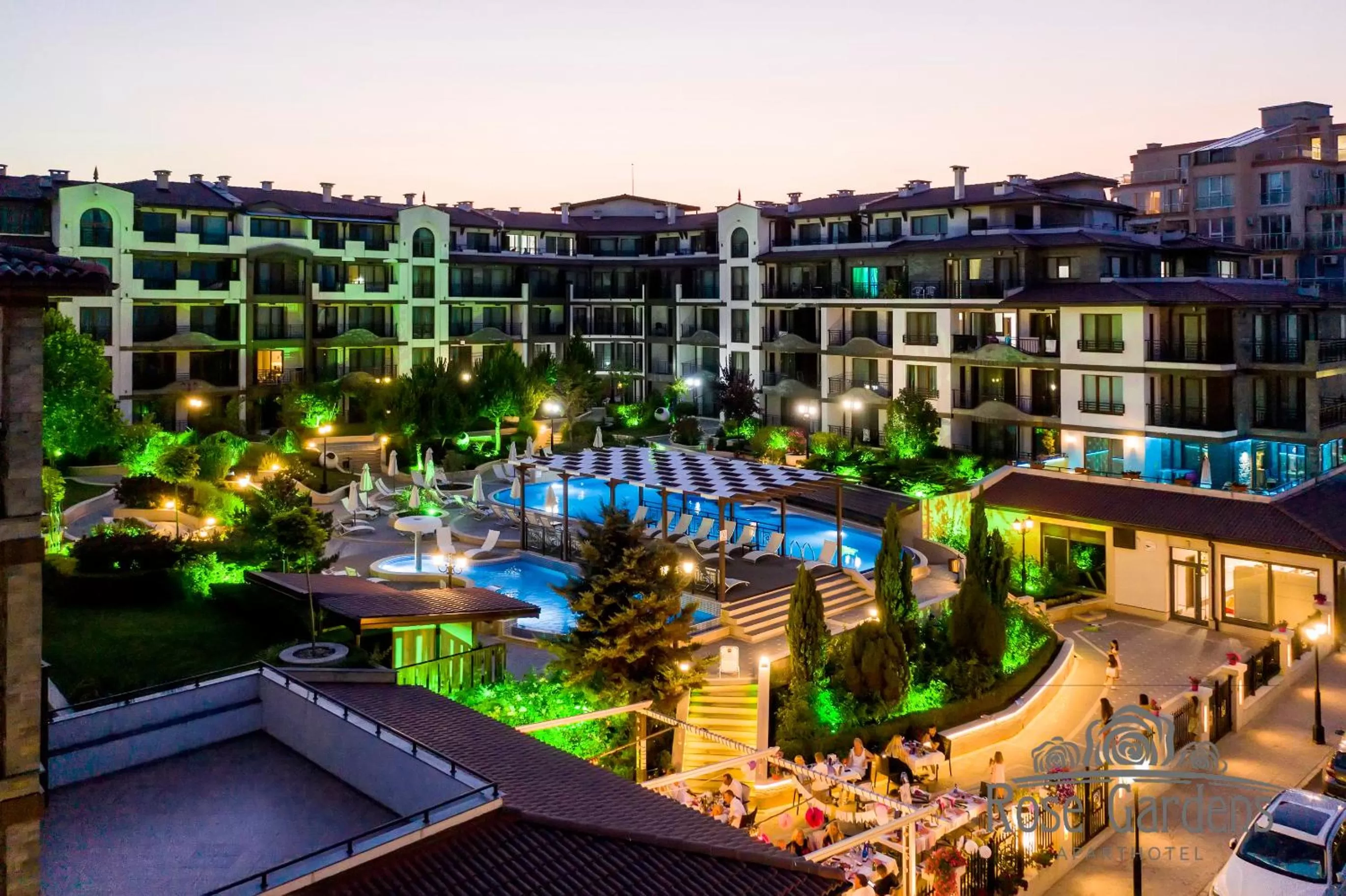Patio, Pool View in Rose Gardens Apart Hotel