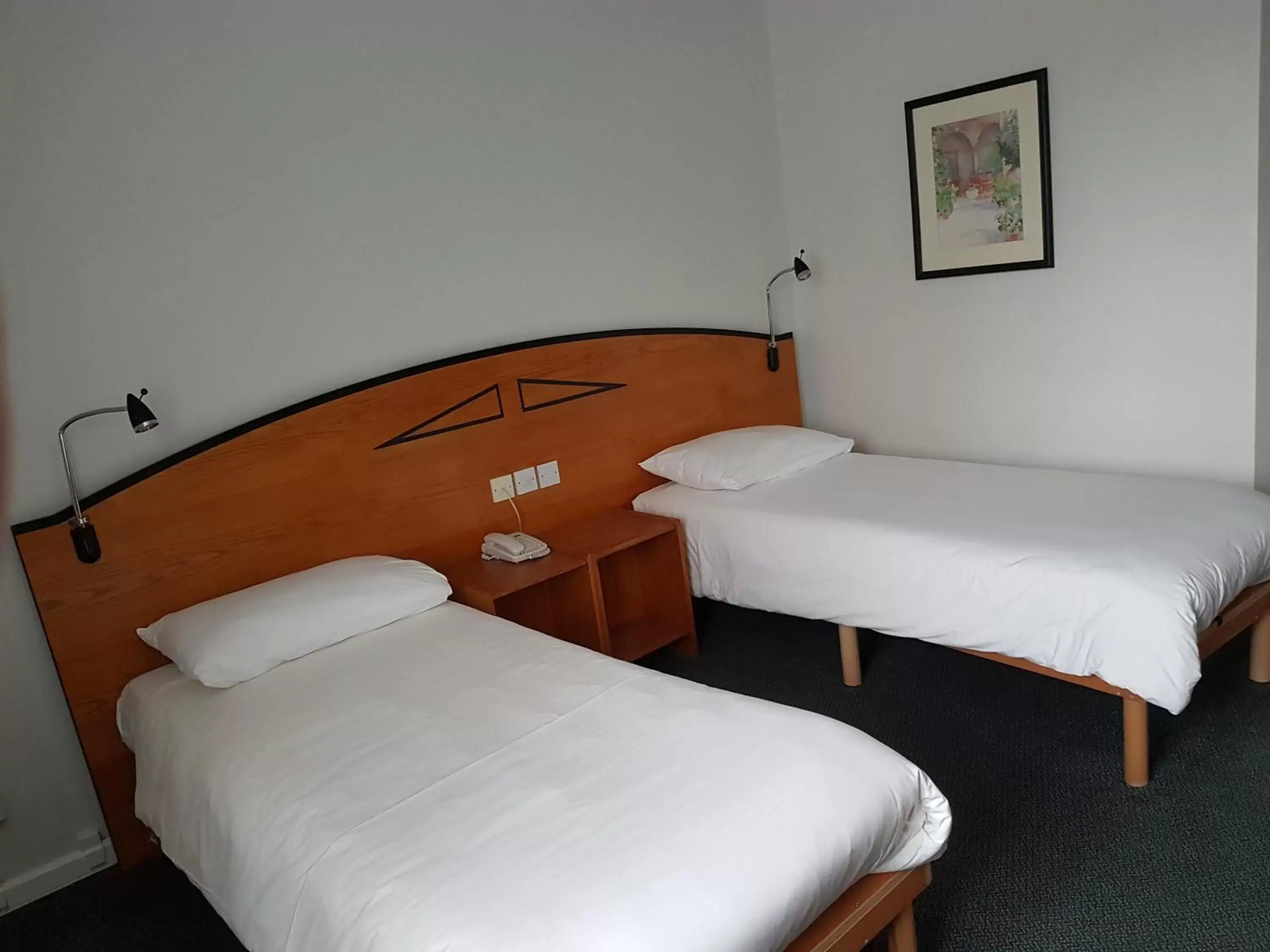 Accessible Standard Twin Room in ibis Cardiff Gate - International Business Park Accessible Standard Twin Room in ibis Cardiff Gate - International Business Park