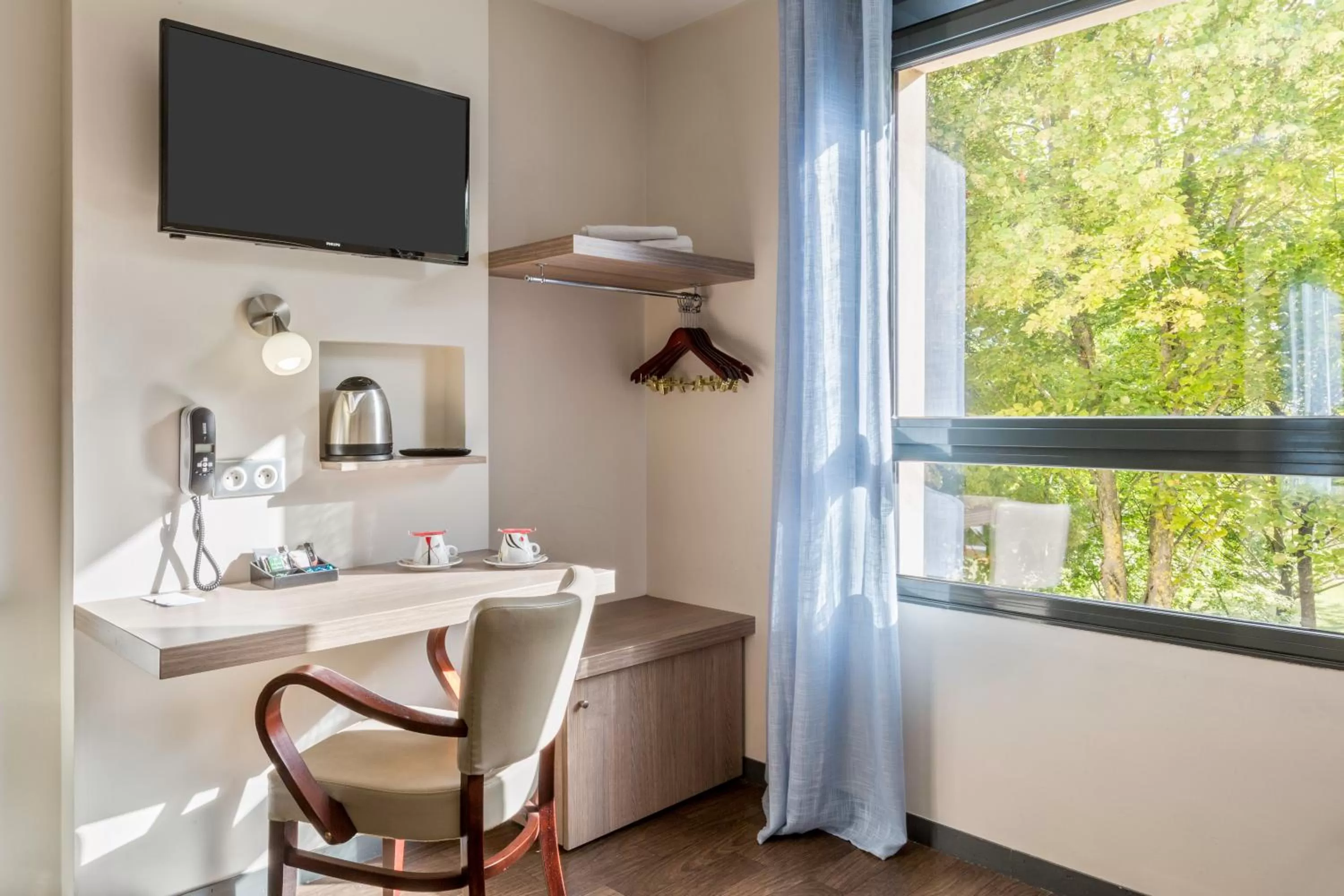 TV and multimedia in Sure Hotel by Best Western Reims Nord