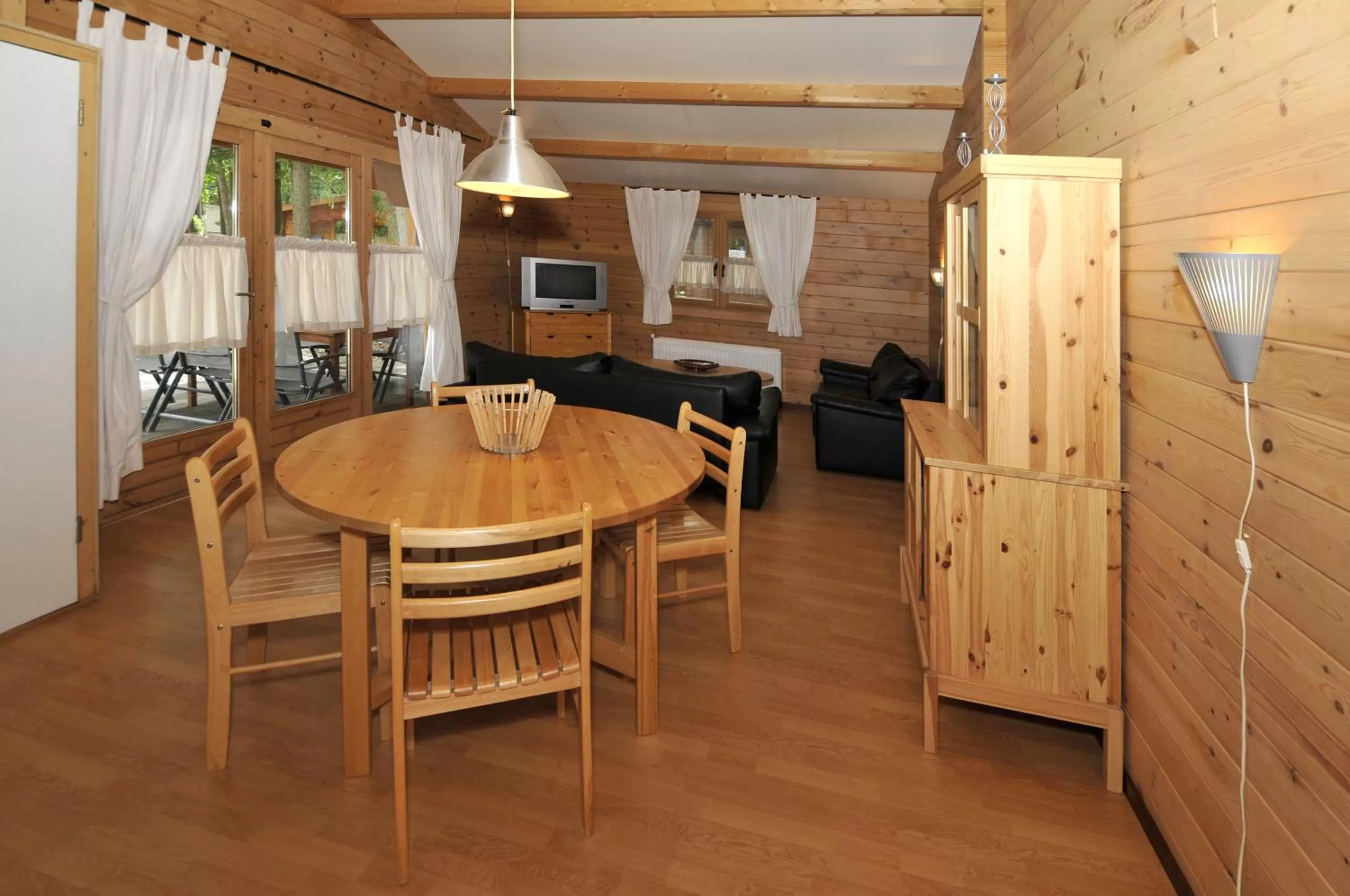 TV and multimedia, Dining Area in Motel- Bungalow-& Chaletpark de Brenkberg