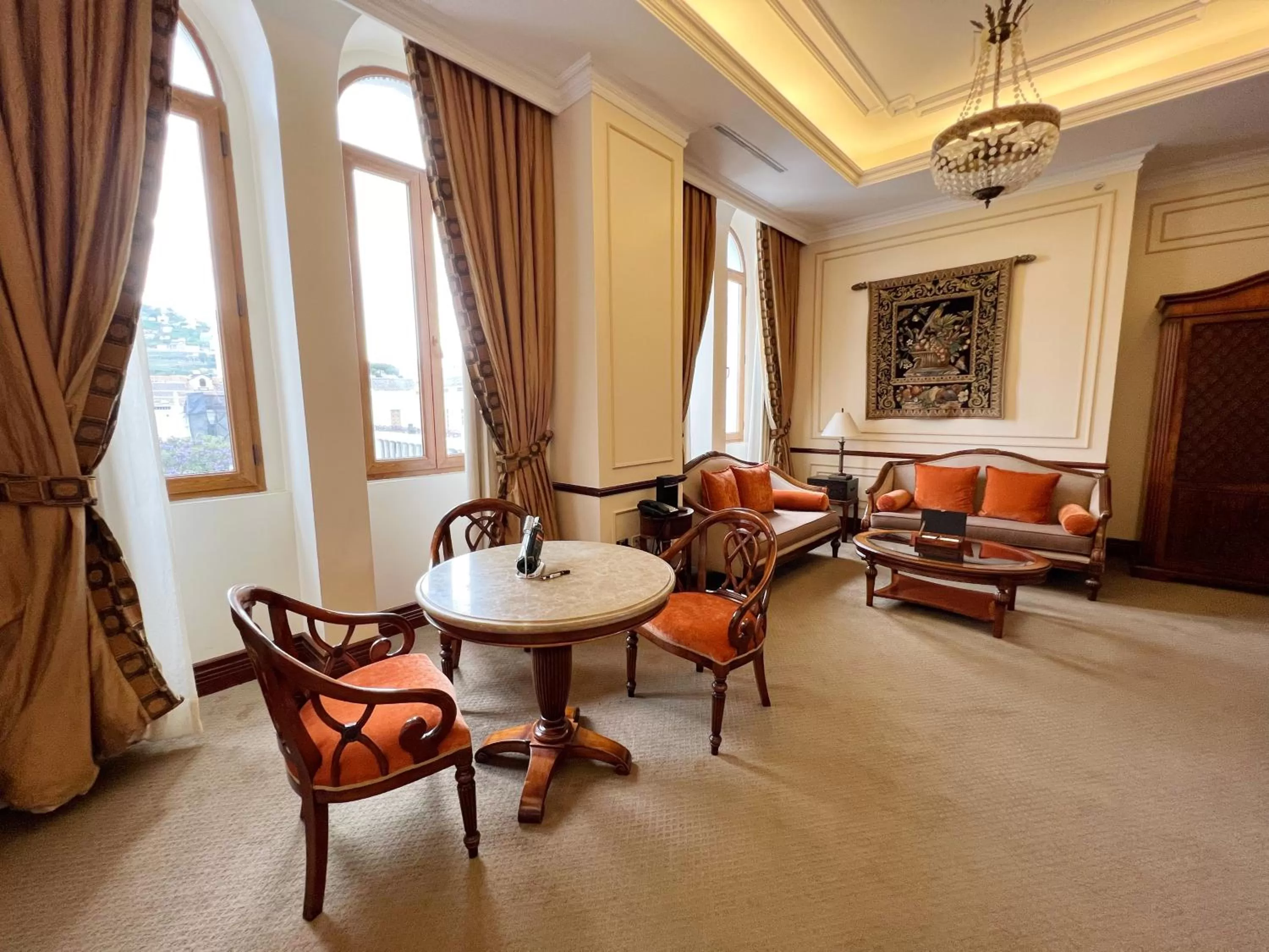 Living room in Plaza Grande Hotel