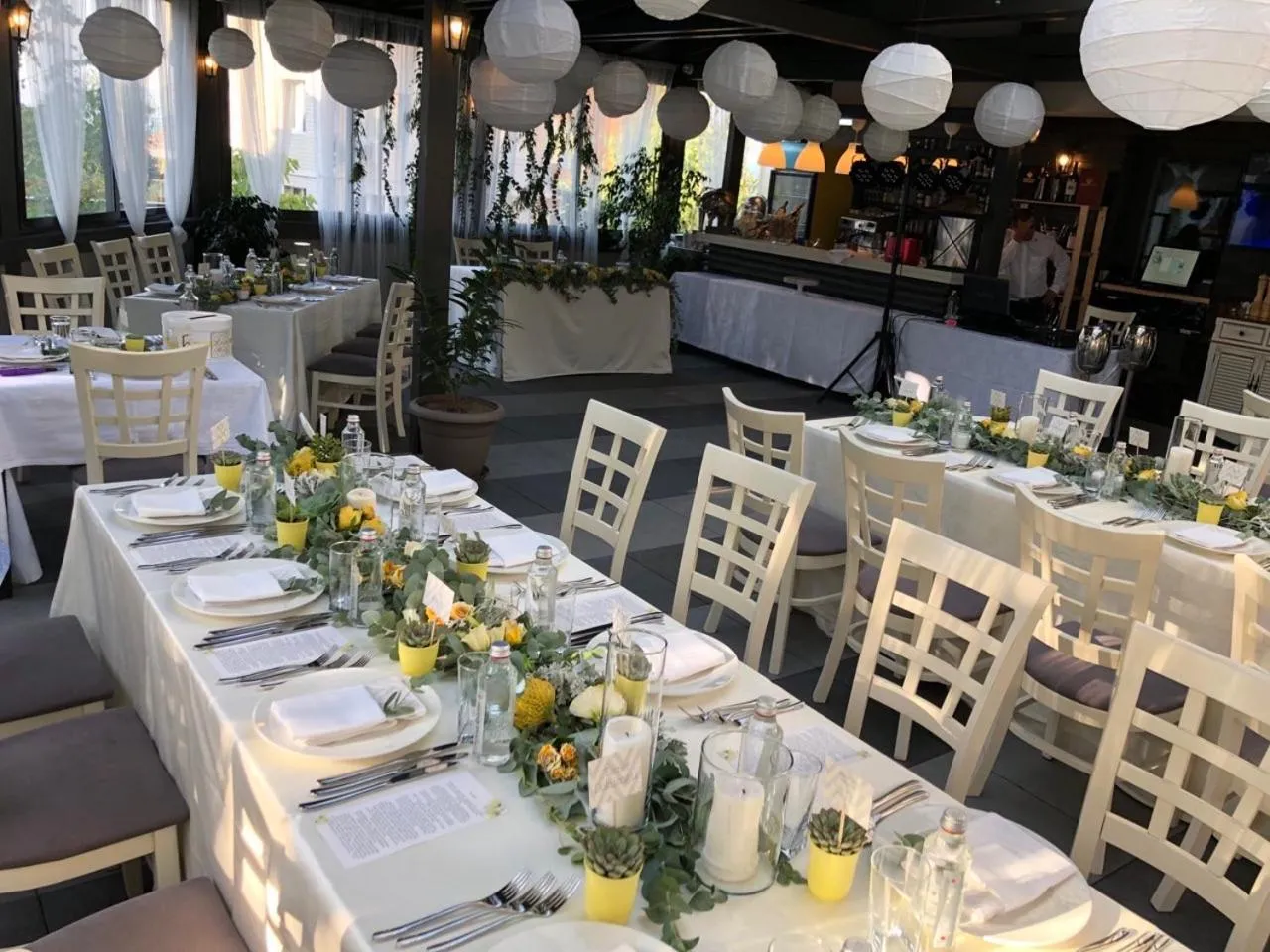 Restaurant/places to eat in All Seasons Residence Design Hotel - Free parking