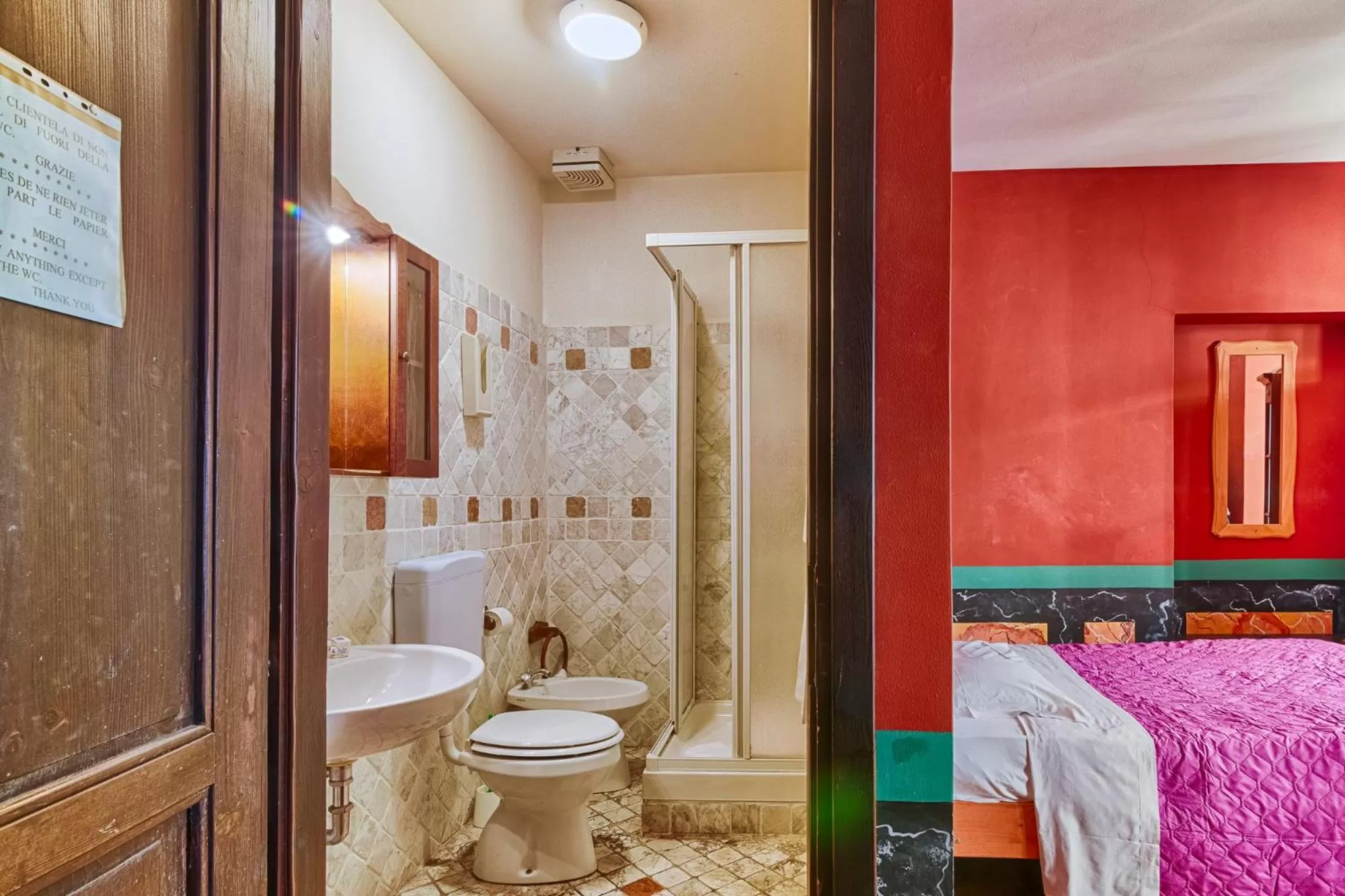 Bathroom, Bed in Hotel Portacavana