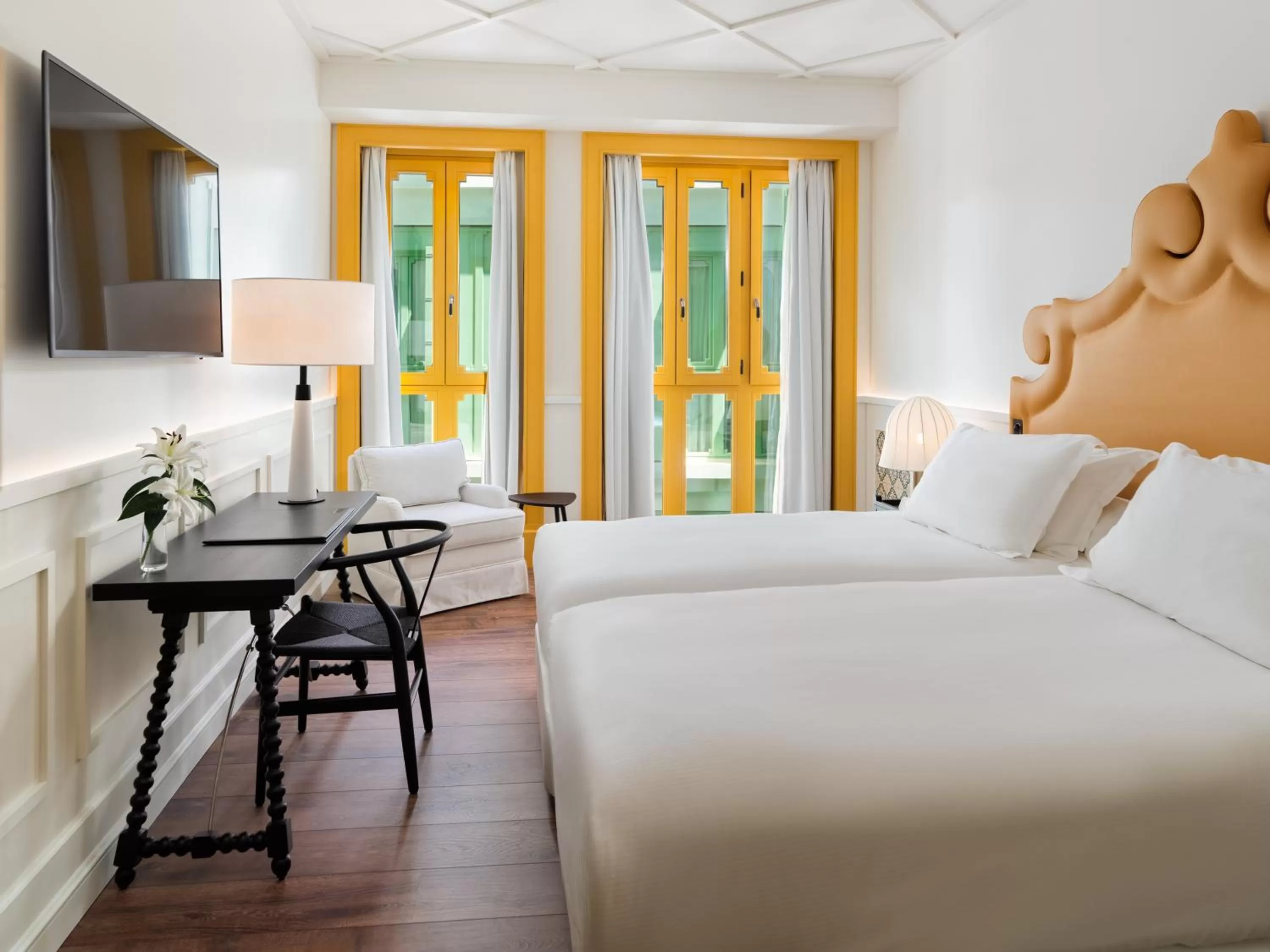 Photo of the whole room, Bed in H10 Casa de la Plata